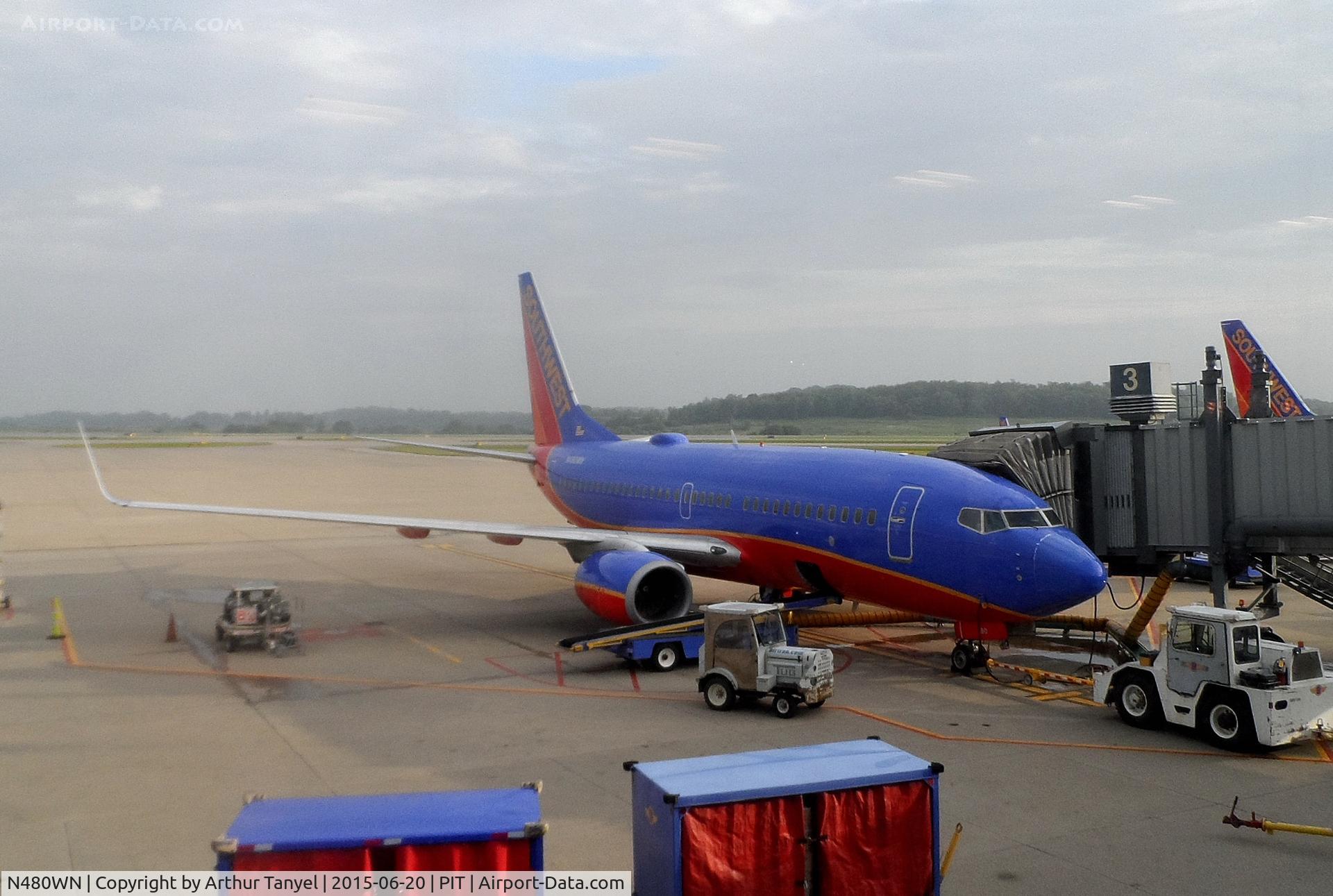 N480WN, 2004 Boeing 737-7H4 C/N 33998, @ gate @ PIT
