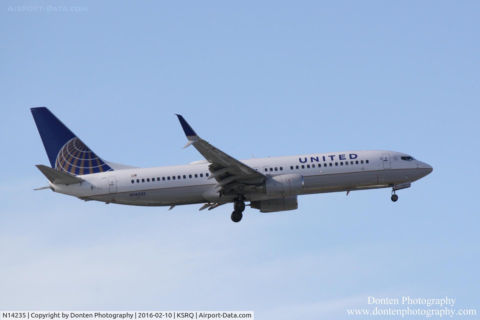N14235, 1999 Boeing 737-824 C/N 28947, United Flight 1886 (N14235) arrives at Sarasota-Bradenton International Airport following flight from Newark-Liberty International Airport