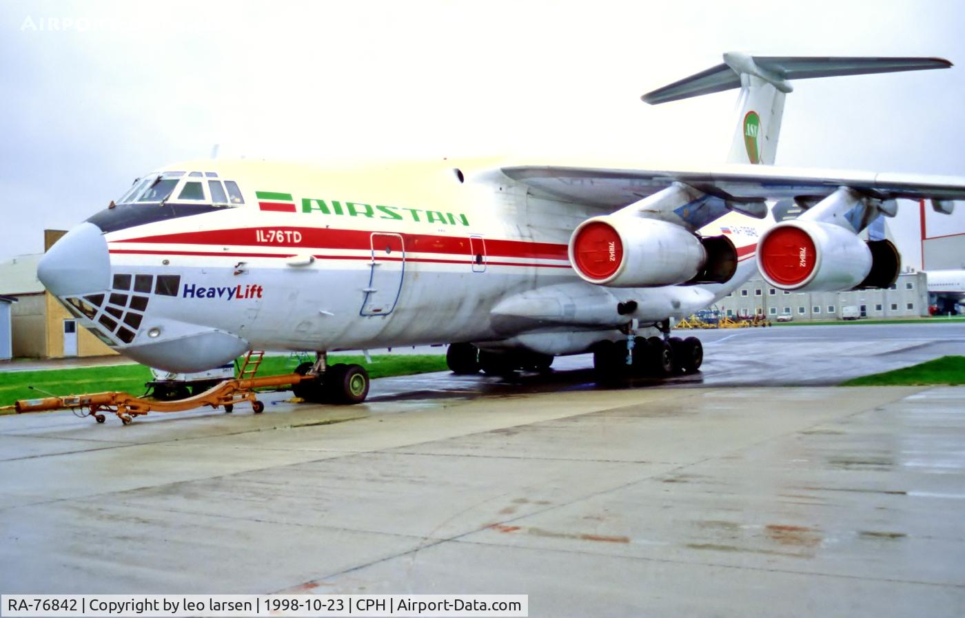 RA-76842, 1994 Ilyushin Il-76TD C/N 1033418616, Copenhagen 23.10.98 with engine to Premiair