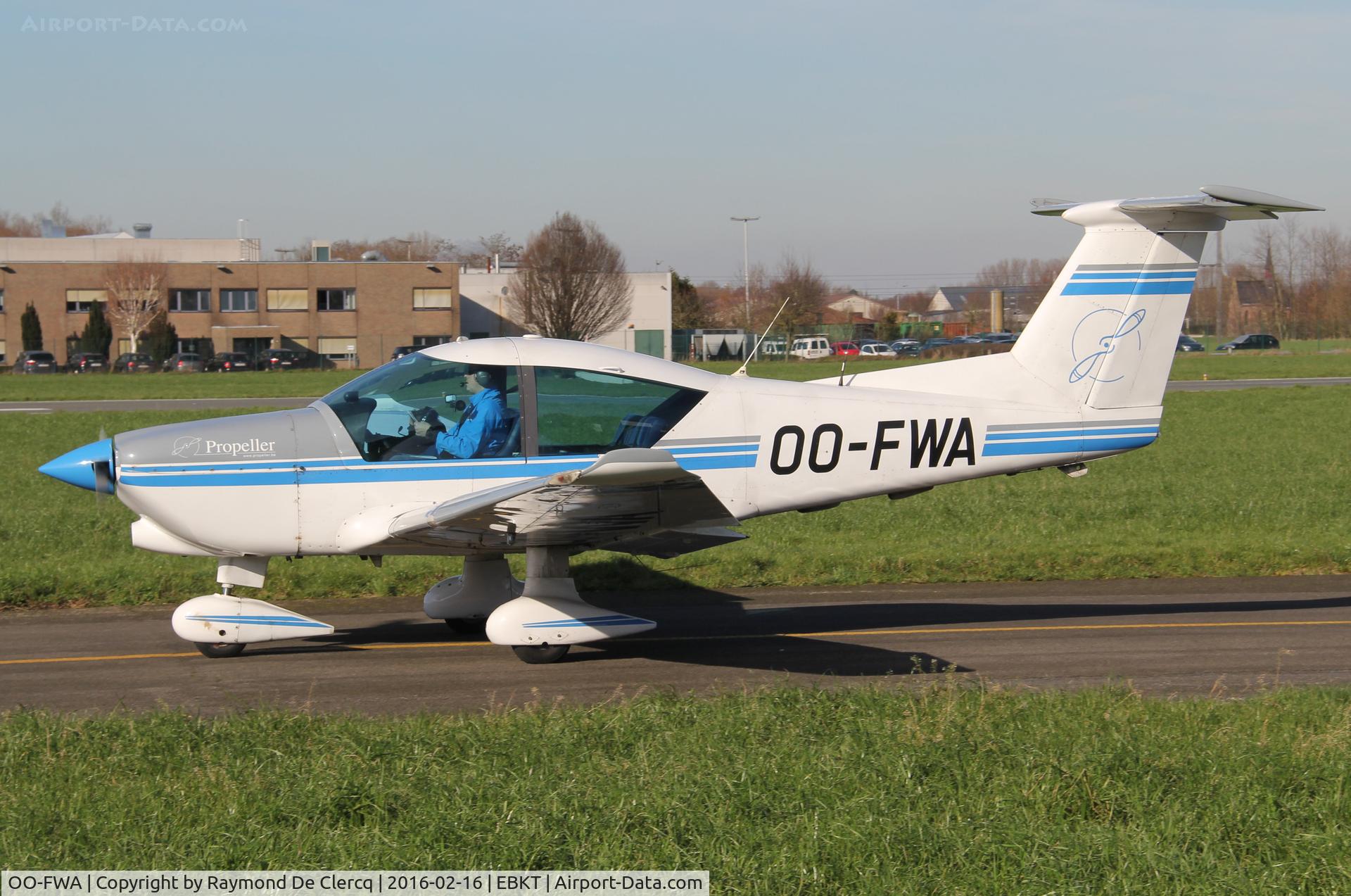OO-FWA, 1989 Robin R-3000-160 C/N 136, Taxiing out.