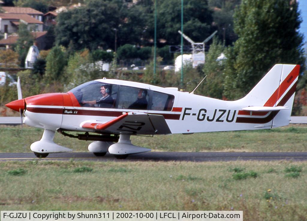 F-GJZU, Robin DR-400-120 C/N 2031, Taxiing for a new light flight over the airfield...