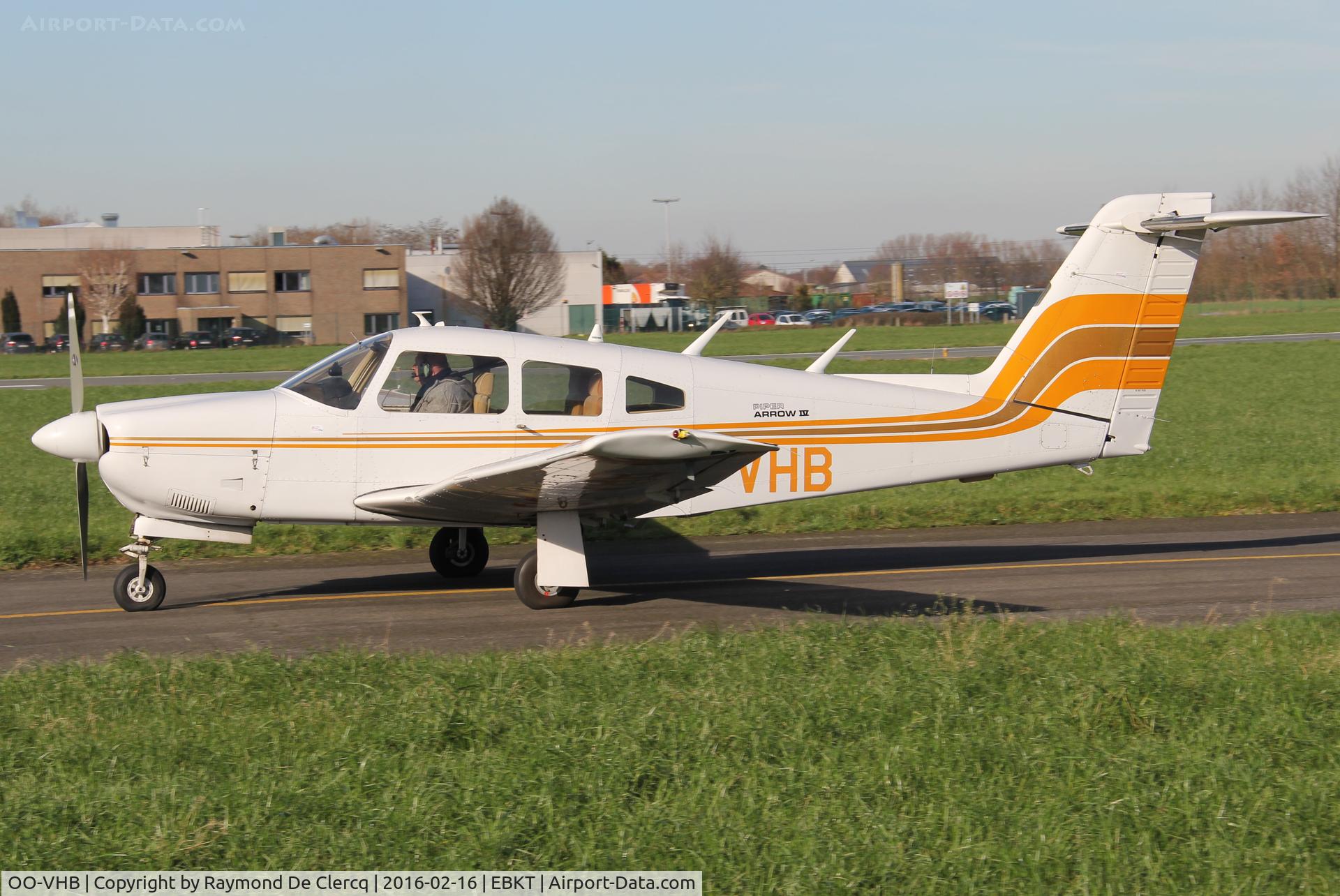 OO-VHB, 1979 Piper PA-28RT-201 Arrow IV C/N 28R-7918079, Taxiing out.
