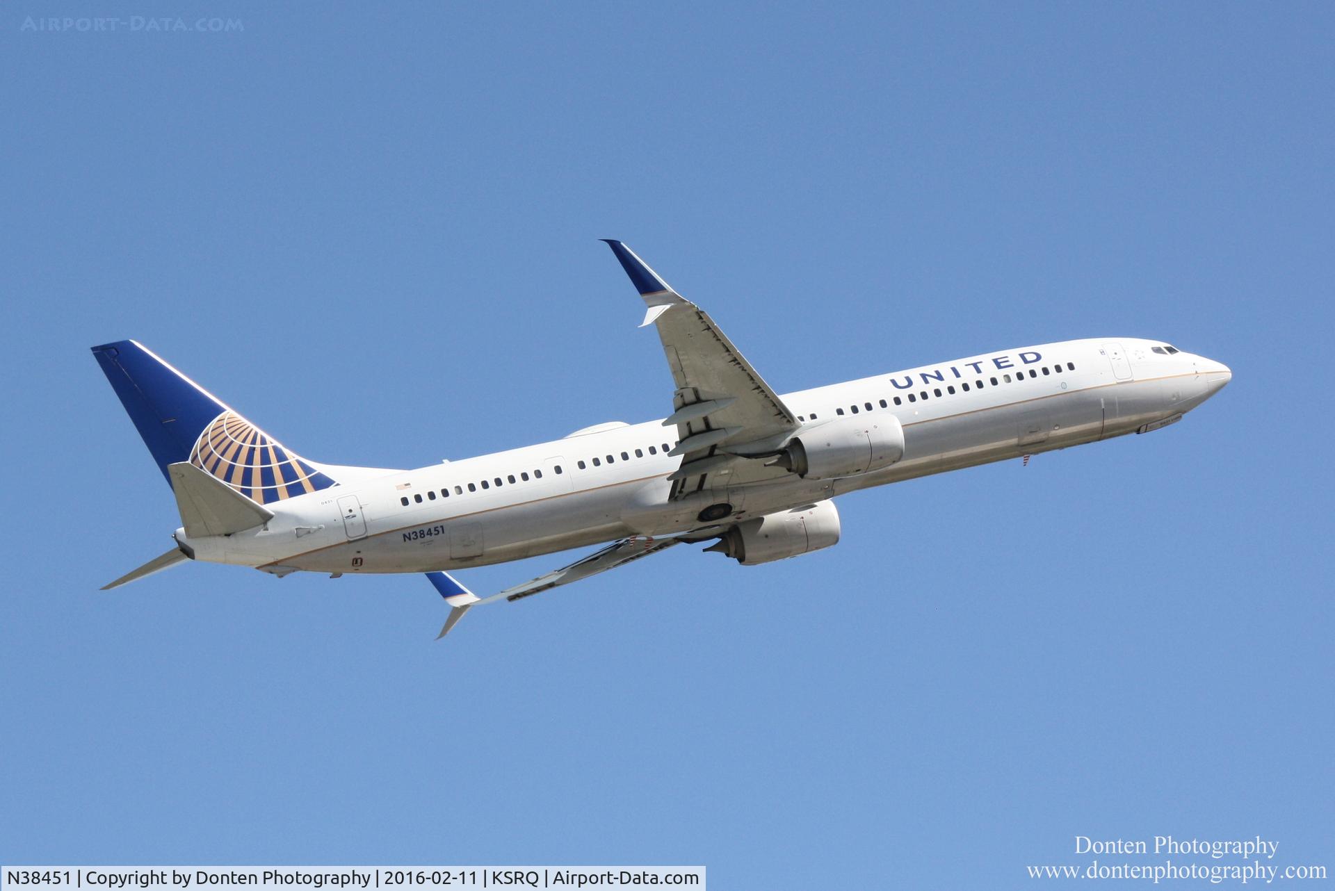 N38451, 2012 Boeing 737-924/ER C/N 31646, United Flight 1641 (N38451) departs Sarasota-Bradenton International Airport enroute to Chicago-O'Hare International Airport