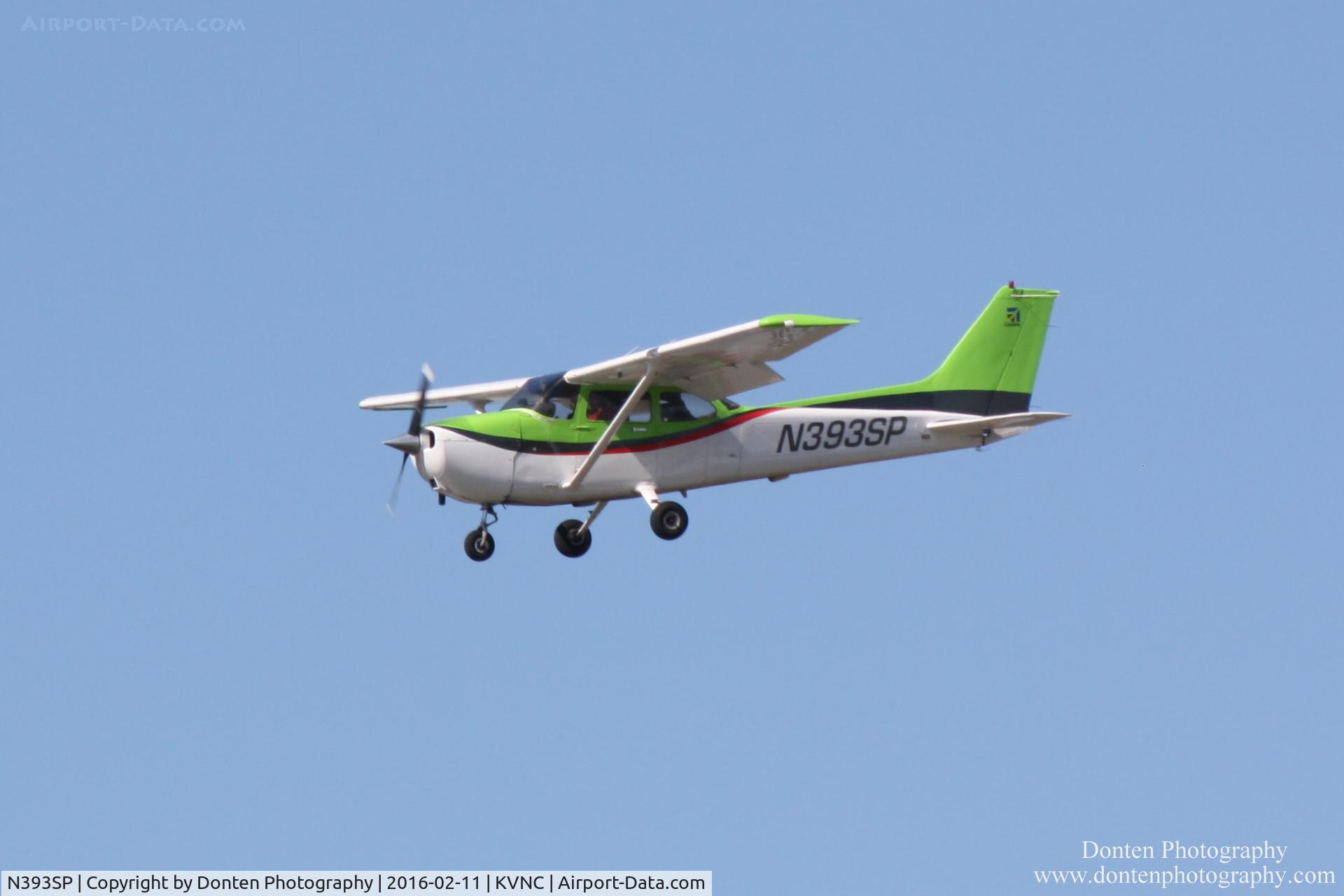 N393SP, 1999 Cessna 172S C/N 172S8290, Cessna Skyhawk (N393SP) arrives at Venice Municipal Airport