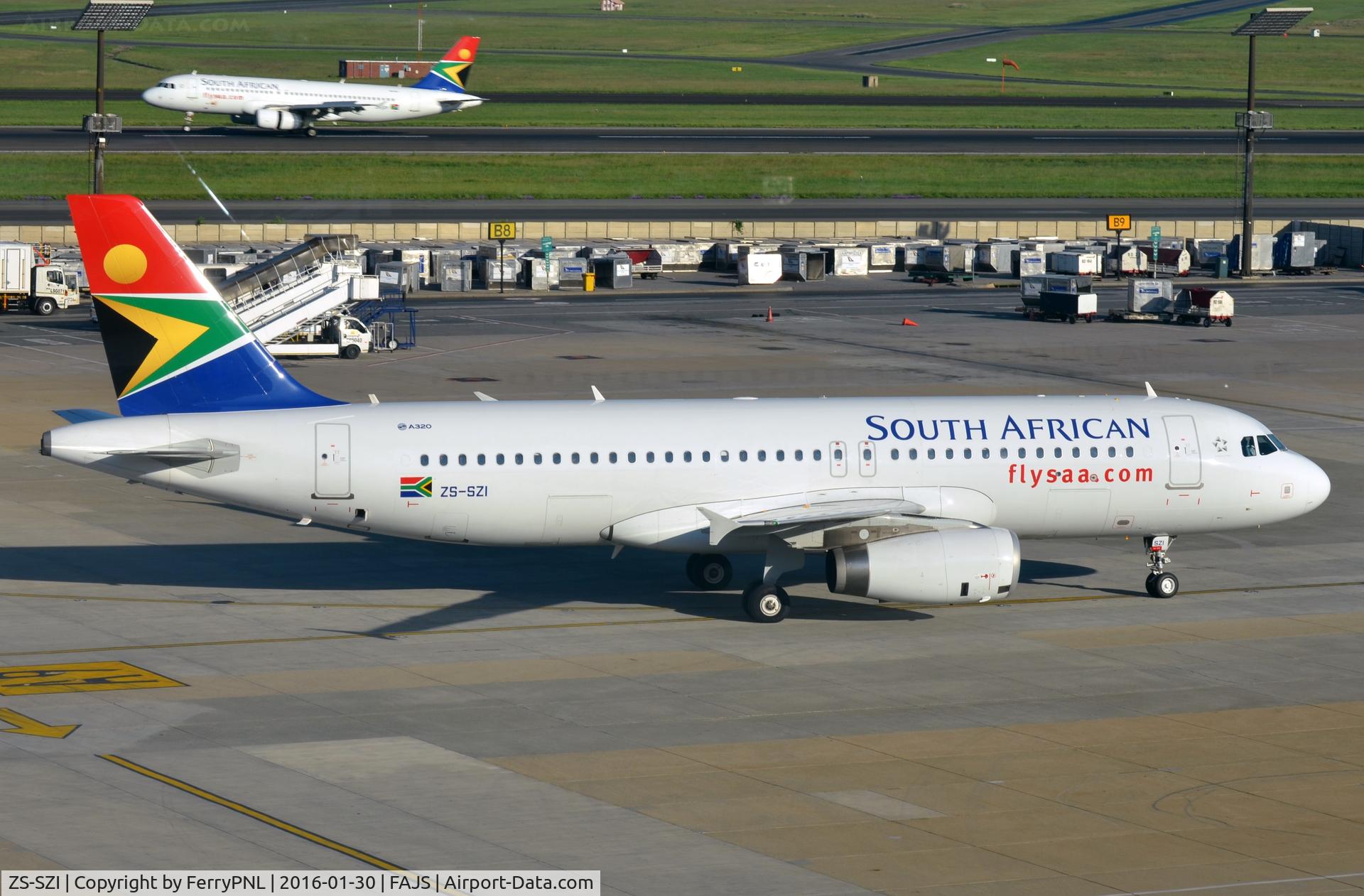 ZS-SZI, 2015 Airbus A320-232 C/N 6349, SAA A320 taying to its gate.