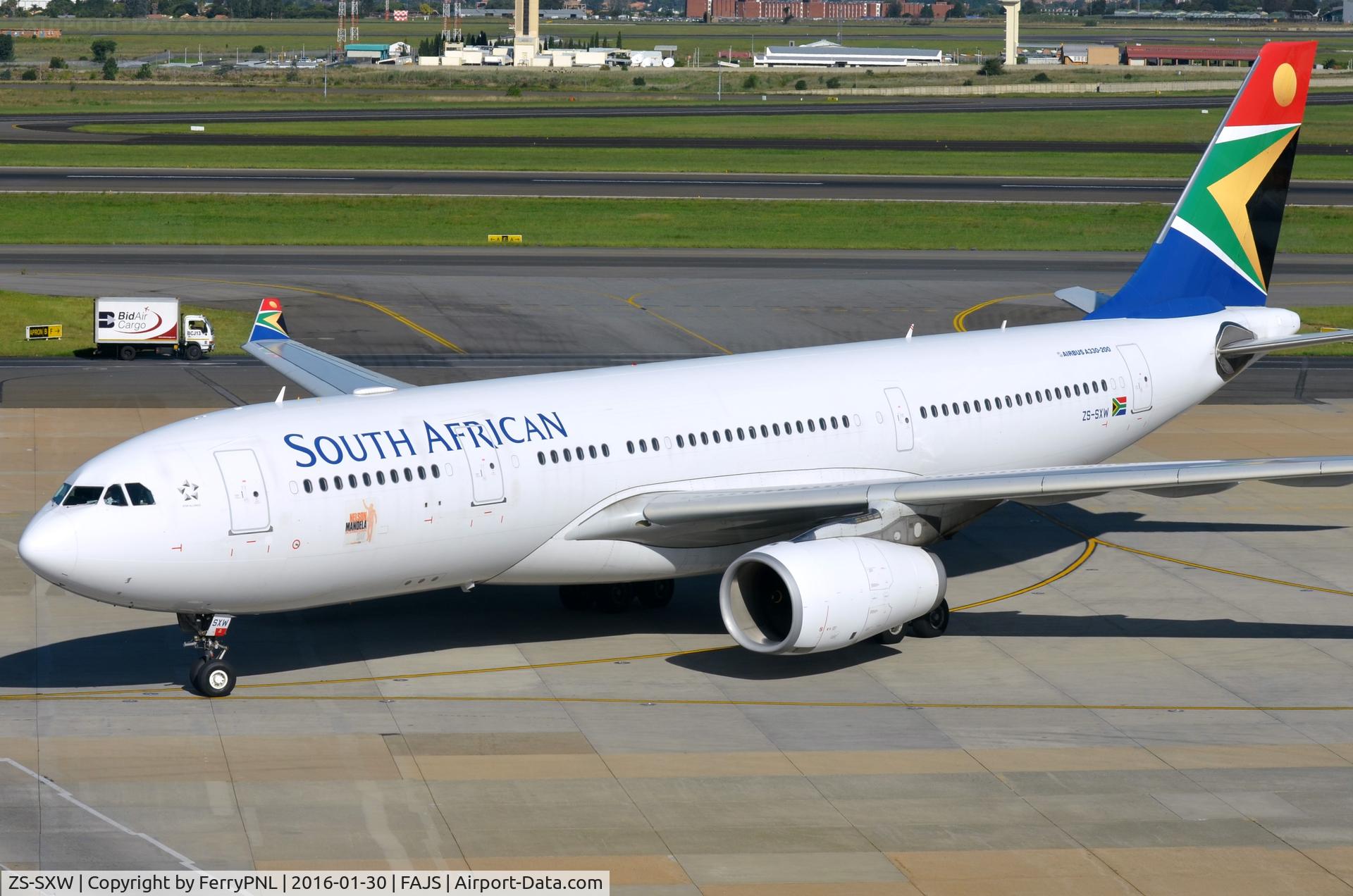 ZS-SXW, 2011 Airbus A330-243 C/N 1236, SAA A332 pulling up to its gate.