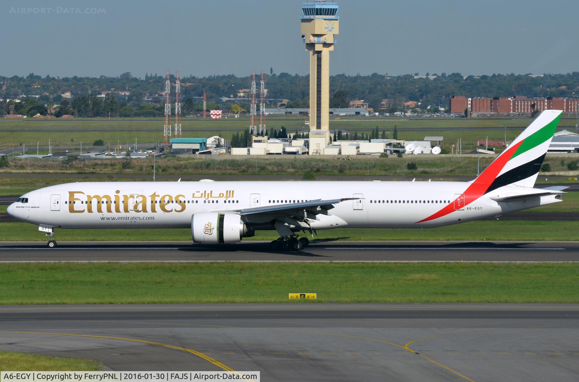 A6-EGY, 2012 Boeing 777-31H/ER C/N 41080, Emirates B773 deploying its reverse system to come to a halt in JNB.