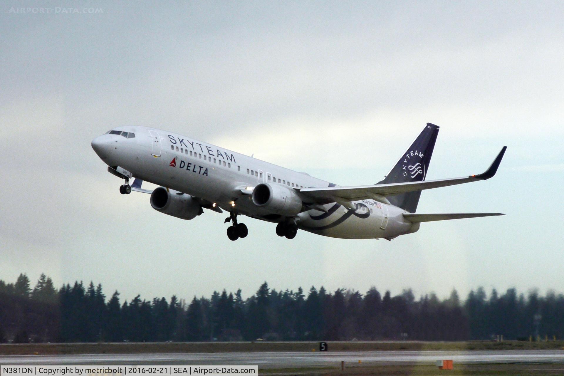 N381DN, 1999 Boeing 737-832 C/N 30350, Departure from SeaTac