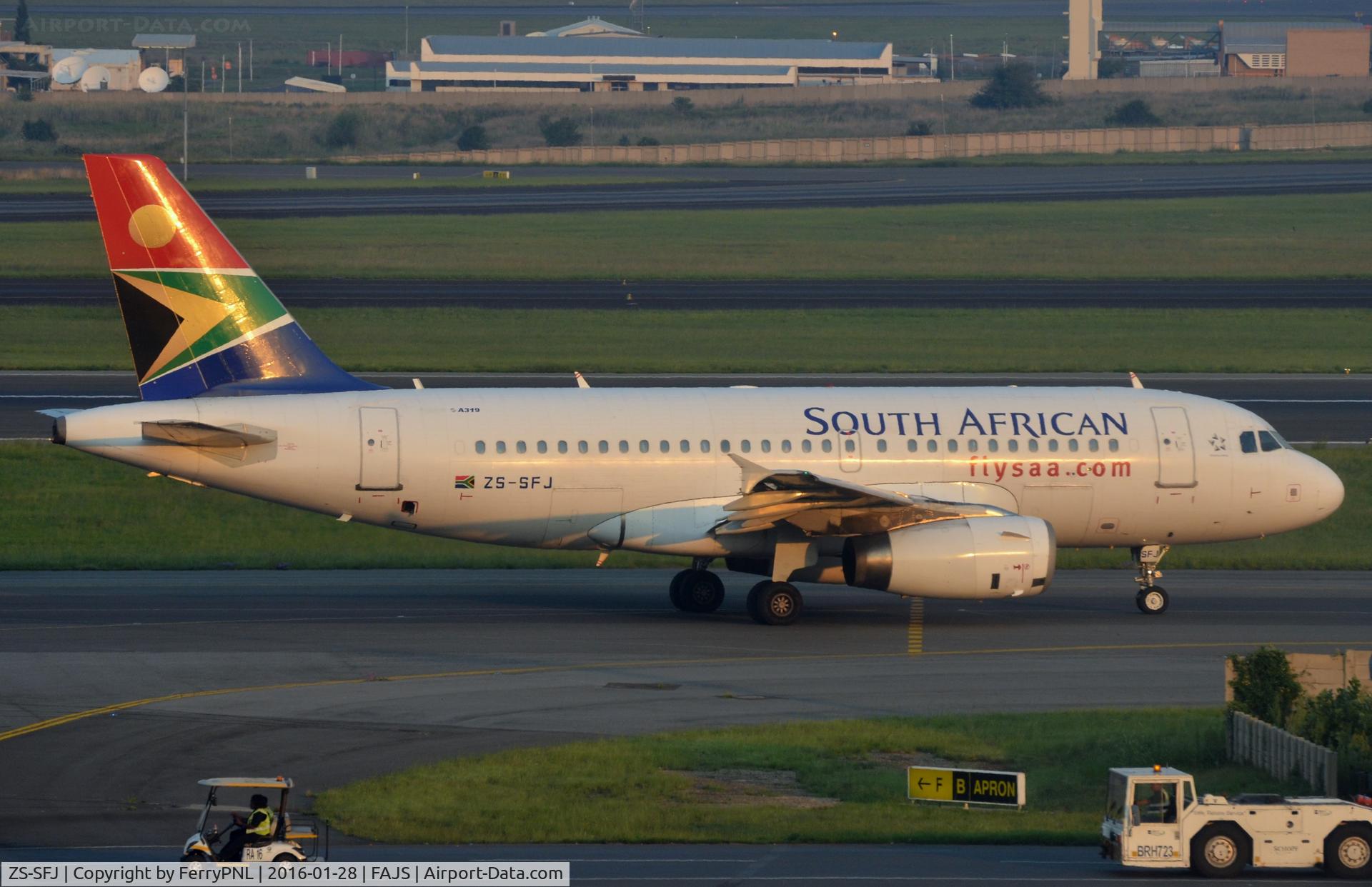 ZS-SFJ, 2004 Airbus A319-131 C/N 2379, SAA A319 ready for another flight.