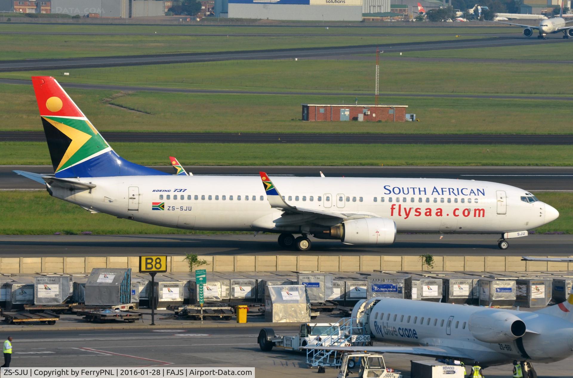 ZS-SJU, 2003 Boeing 737-844 C/N 32634, SAA B738 taxying past