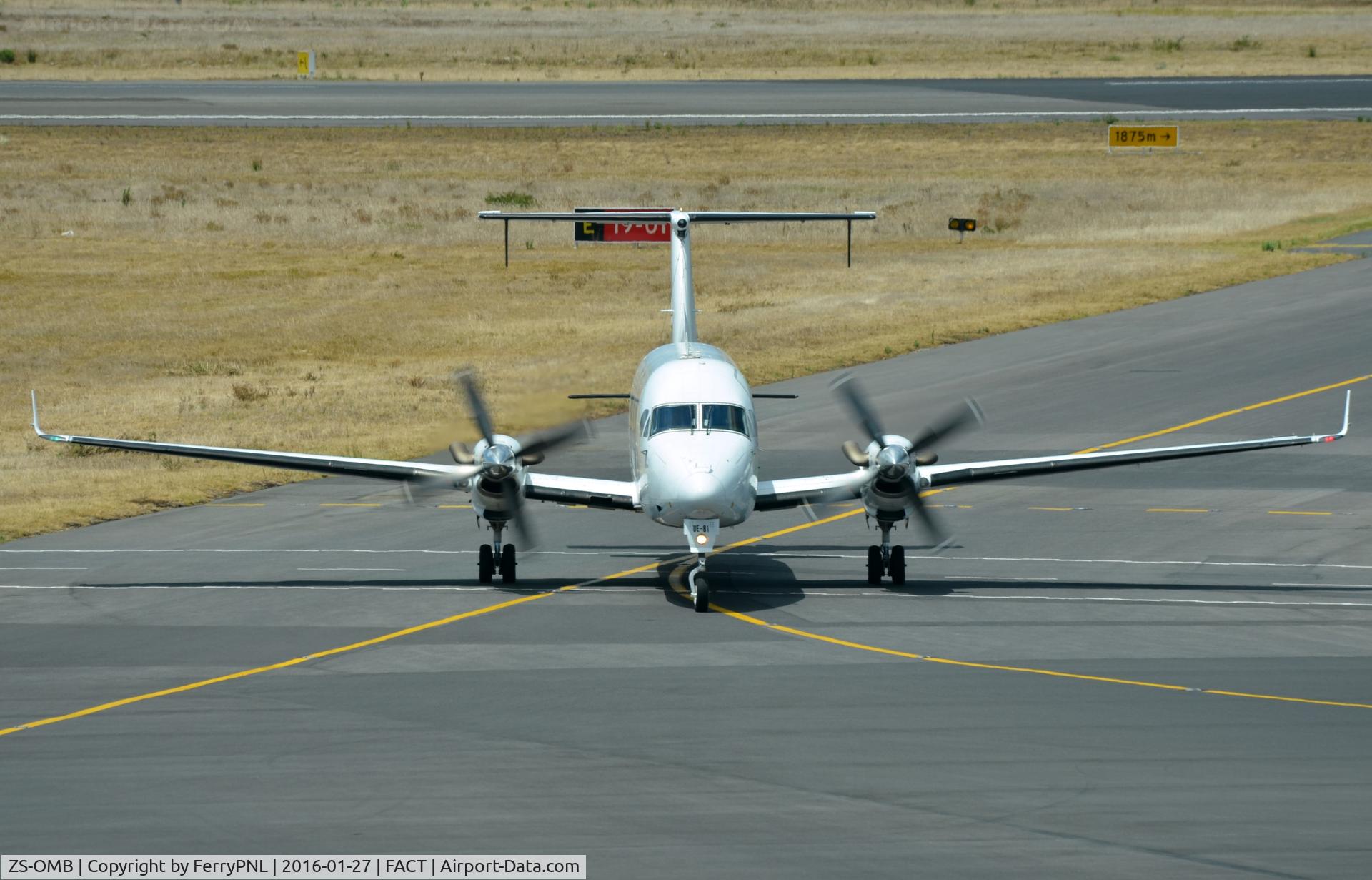 ZS-OMB, 1994 Beech 1900D C/N UE-81, Cem Air Be1900D taxing in.