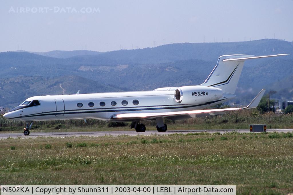 N502KA, 1999 Gulfstream Aerospace G-V C/N 502, Waiting holding point rwy 20 before departure...
