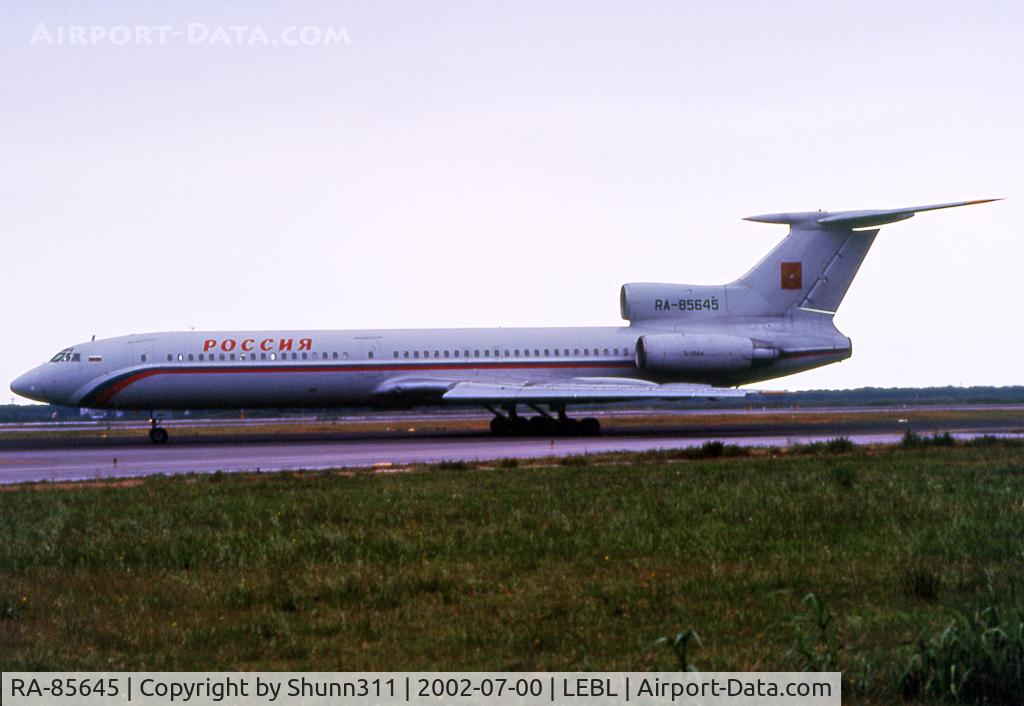 RA-85645, 1988 Tupolev Tu-154M C/N 88A782, Waiting holding point rwy 20 before departure...