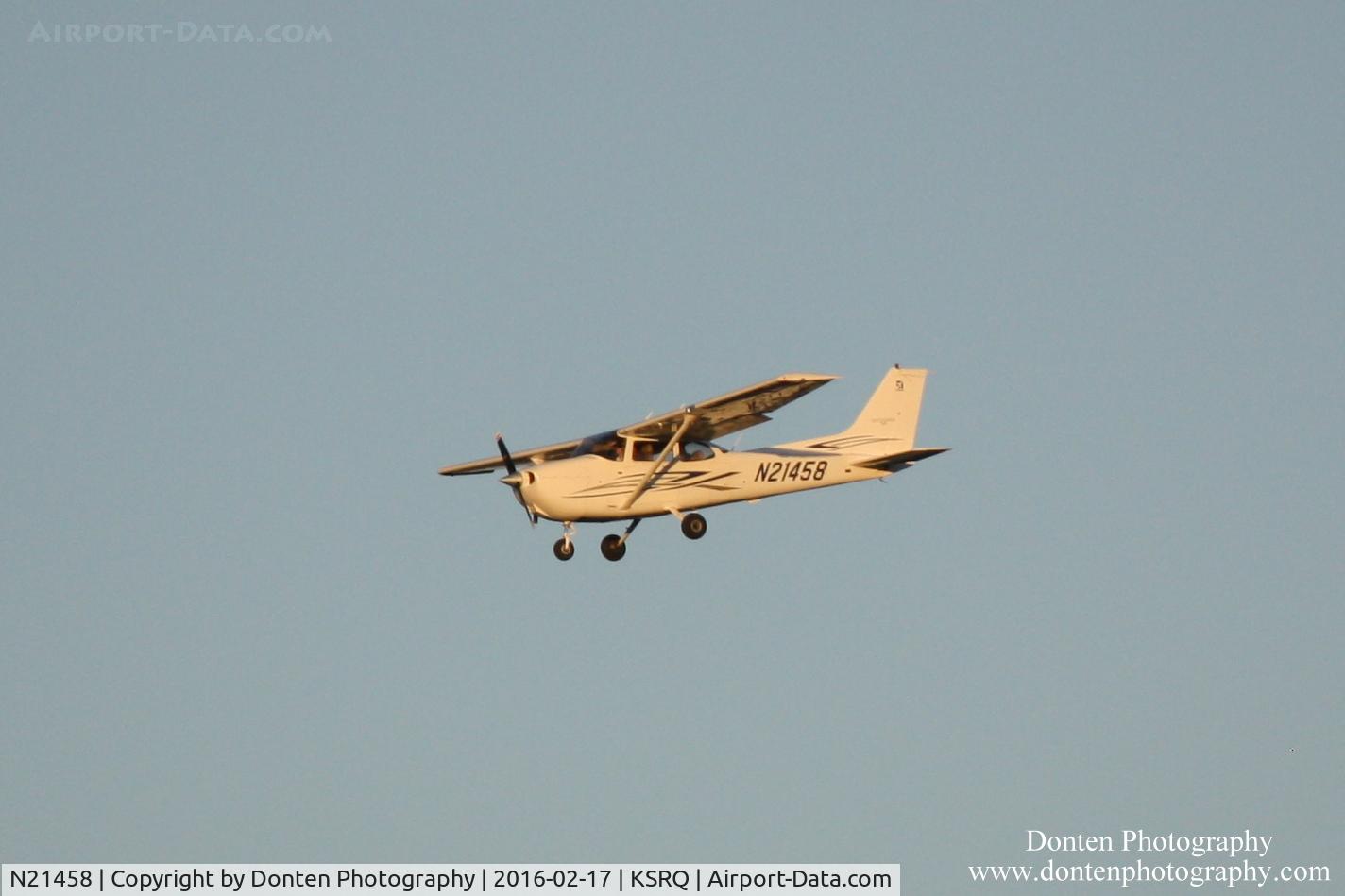 N21458, 2007 Cessna 172S C/N 172S10459, Cessna Skyhawk (N21458) arrives at Sarasota-Bradenton International Airport