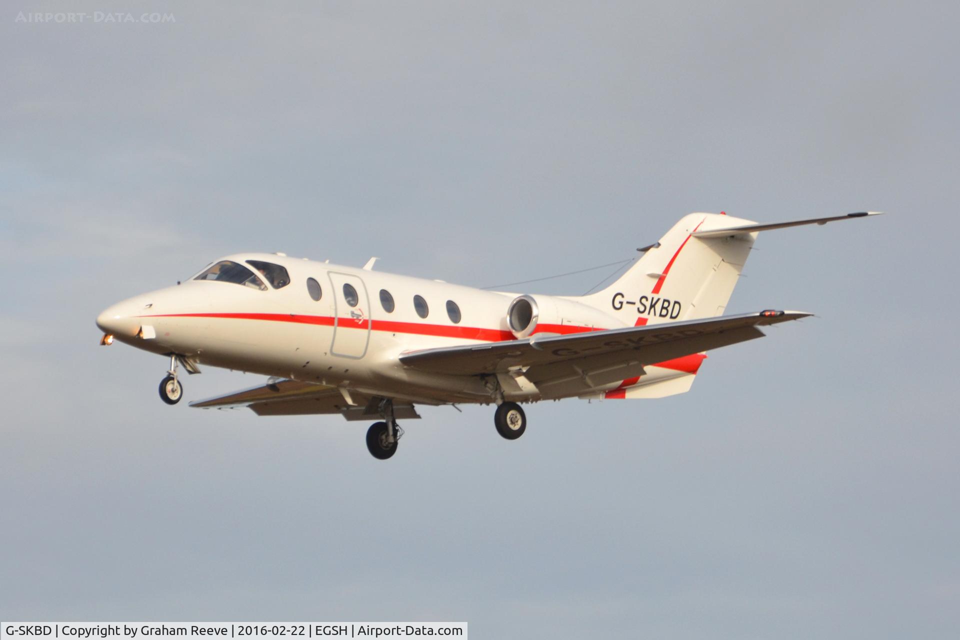 G-SKBD, 2004 Raytheon Beechjet 400A C/N RK-376, Landing at Norwich.