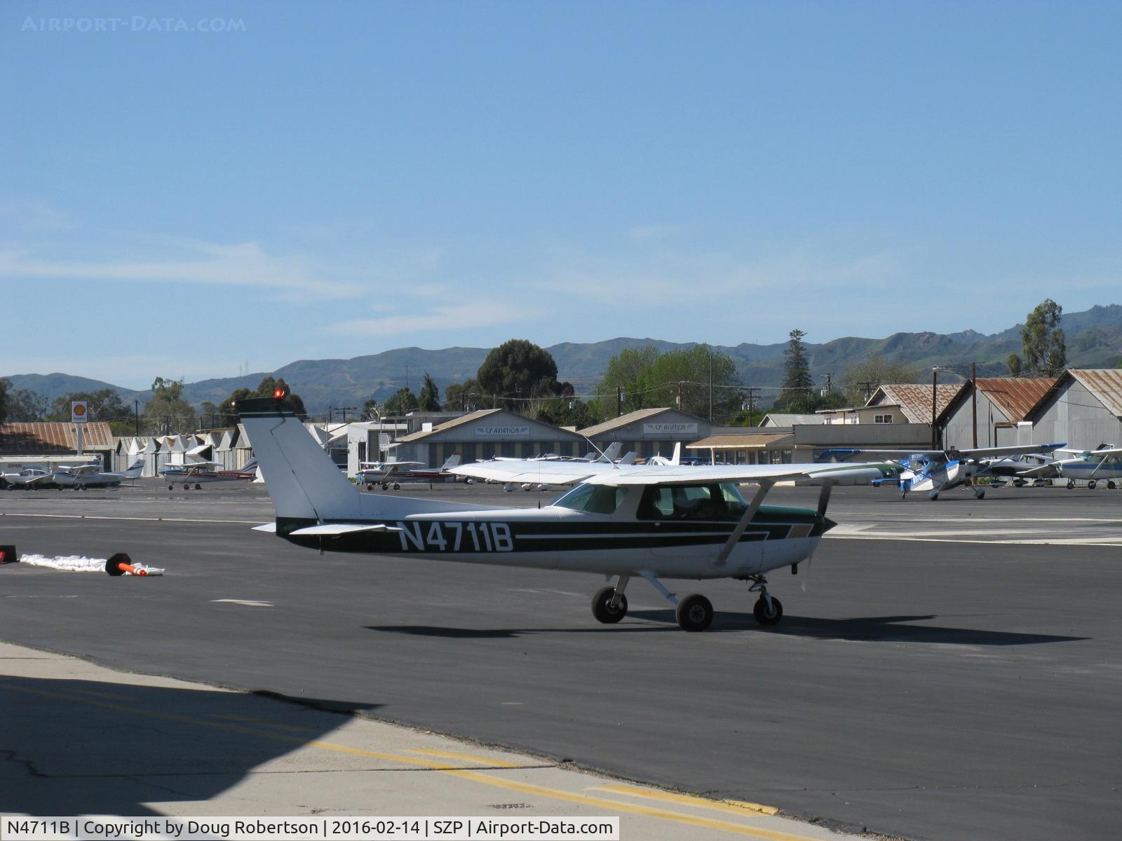 N4711B, 1979 Cessna 152 C/N 15283591, 1979 Cessna 152, Lycoming O-235 115 Hp, holding short Rwy 22 on WRONG side of runway. In my 49 years here, that's a first! Faced that way, 22's pattern is behind the aircraft. Note taildragger taxi approach on proper side of 22.