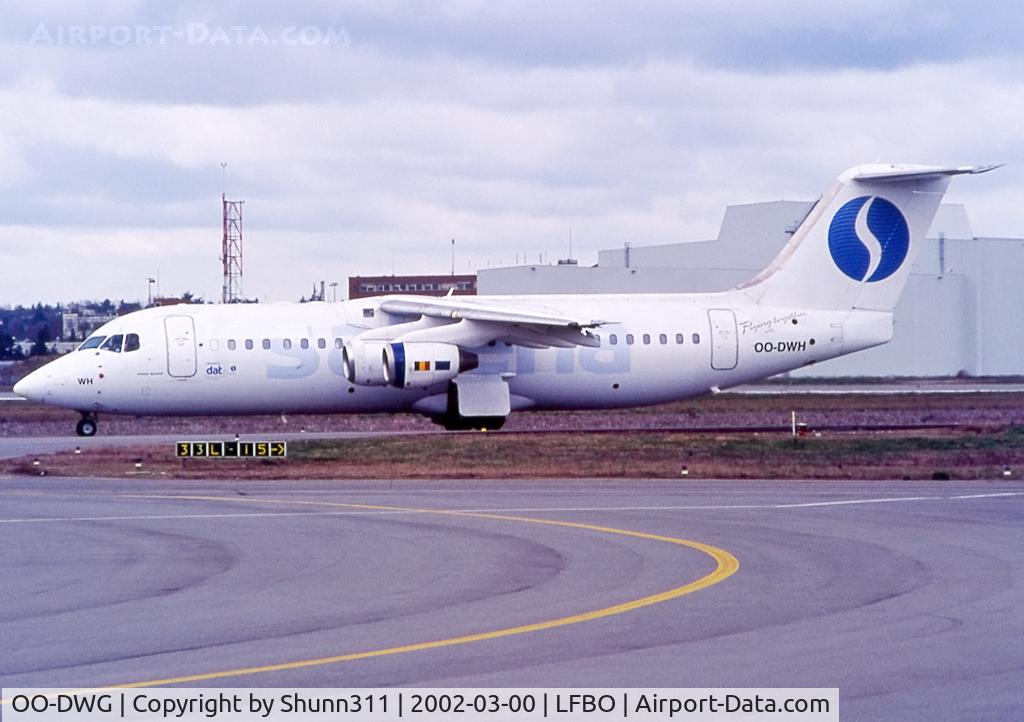 OO-DWG, 1998 British Aerospace Avro 146-RJ100 C/N E3336, Taxiing holding point rwy 33R for departure...