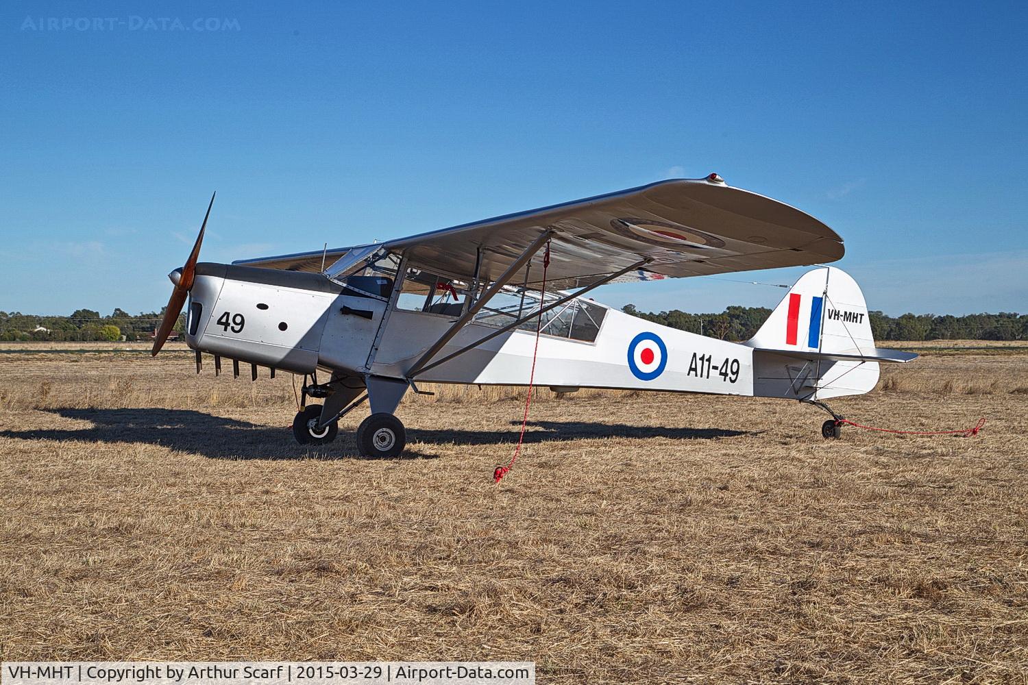 VH-MHT, 1945 Taylorcraft E Auster 3F C/N 635, AAAA fly in Echuca 2015