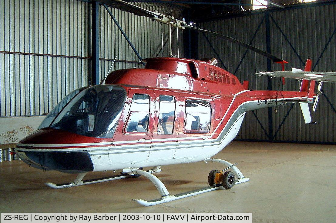 ZS-REG, 1993 Bell 206L-4 LongRanger IV LongRanger C/N 52030, Bell 206L-4 LongRanger IV [52030] Vereeniging~ZS 10/10/2003. Seen here with no wording on the fuselage.