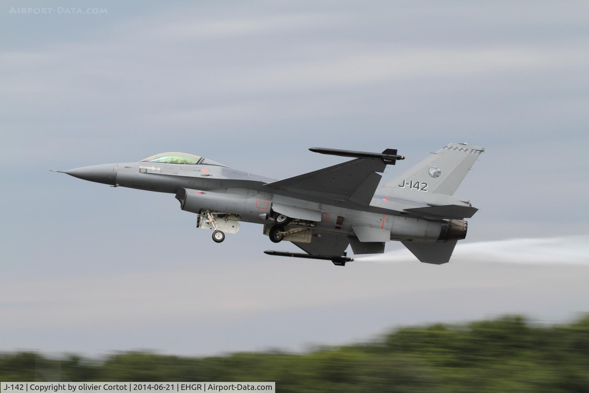 J-142, General Dynamics F-16AM Fighting Falcon C/N 6D-132, Alpha demo, airshow 2014