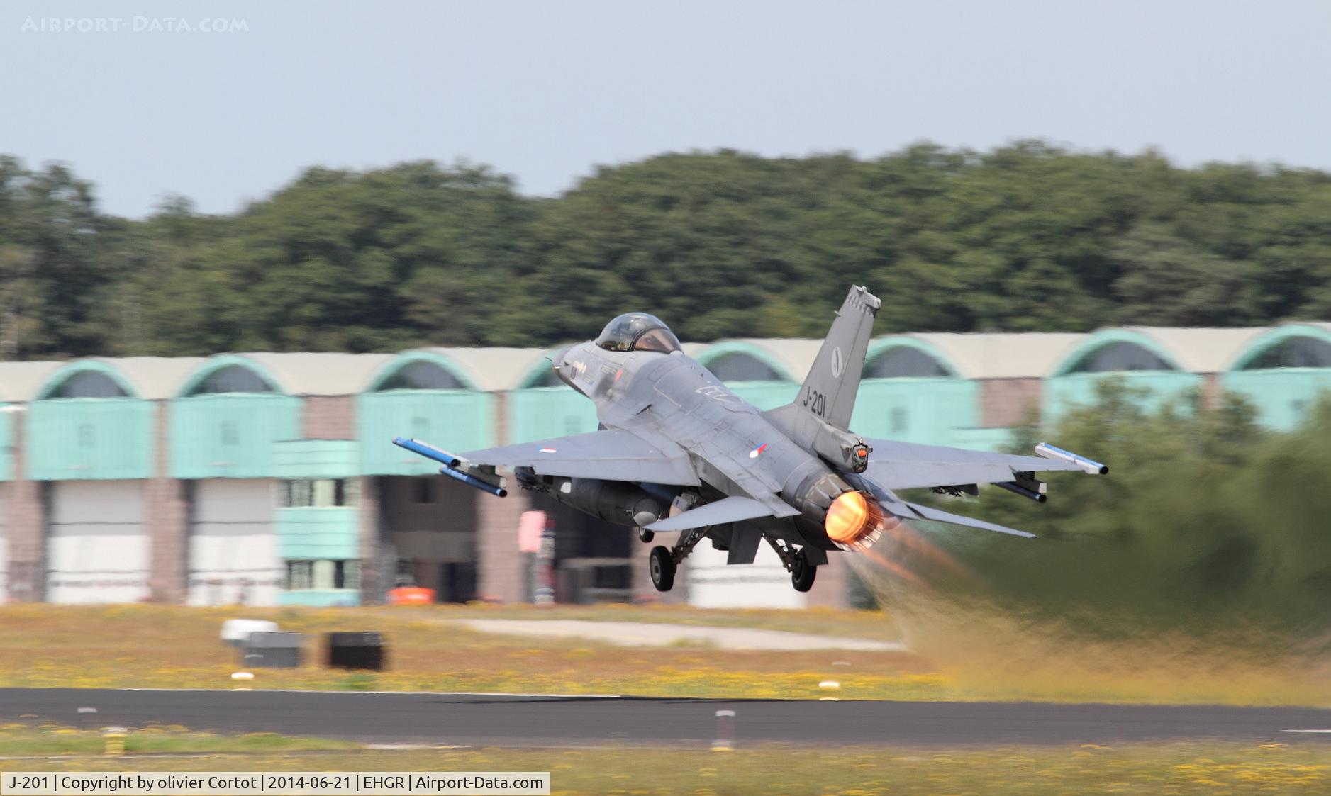 J-201, Fokker F-16AM Fighting Falcon C/N 6D-108, taking off