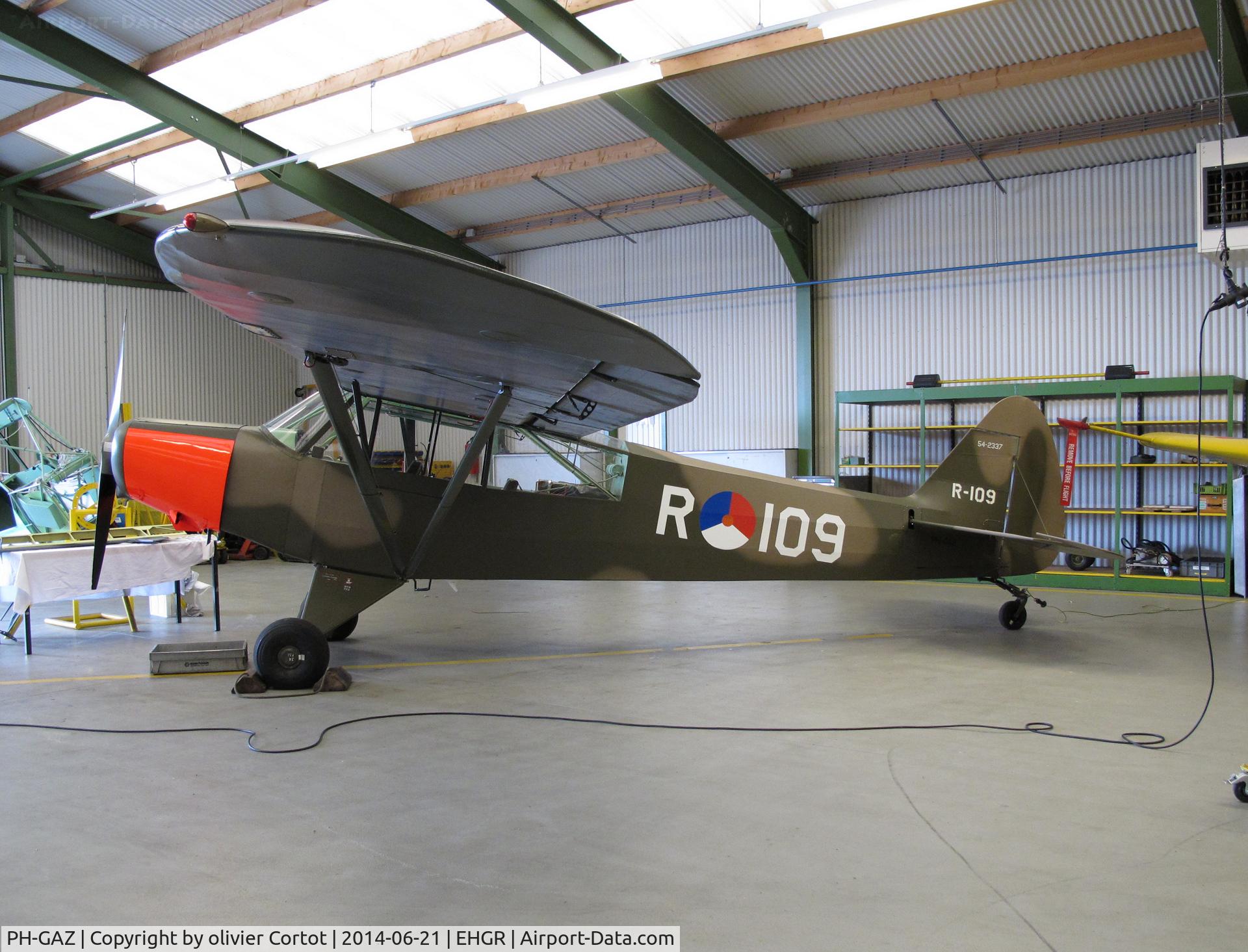 PH-GAZ, Piper L-21B Super Cub C/N 18-3537, hangar display