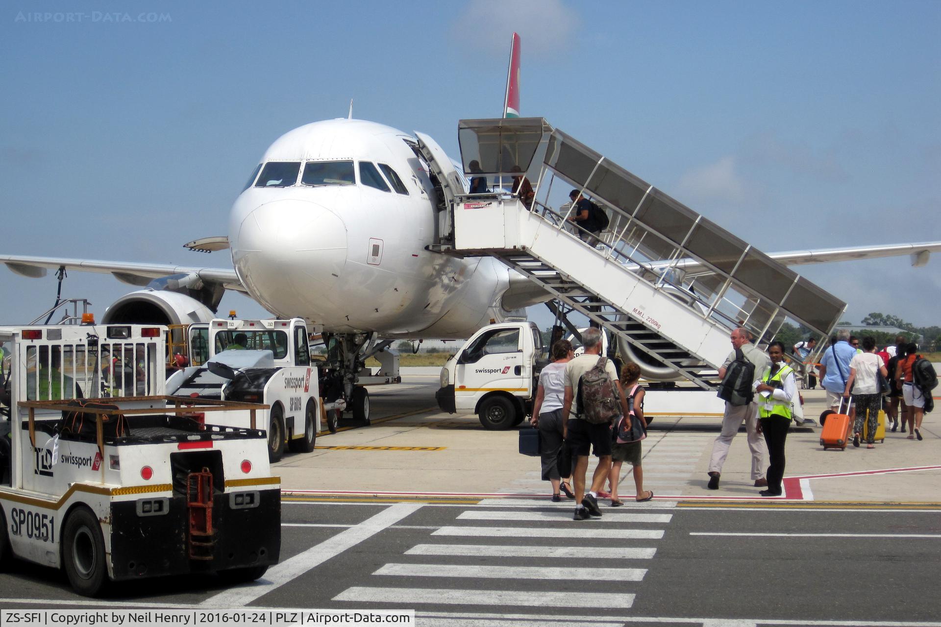 ZS-SFI, 2004 Airbus A319-131 C/N 2375, Boarding aircraft at Port Elizabeth around 2:30pm on Sun 24 Jan 2016