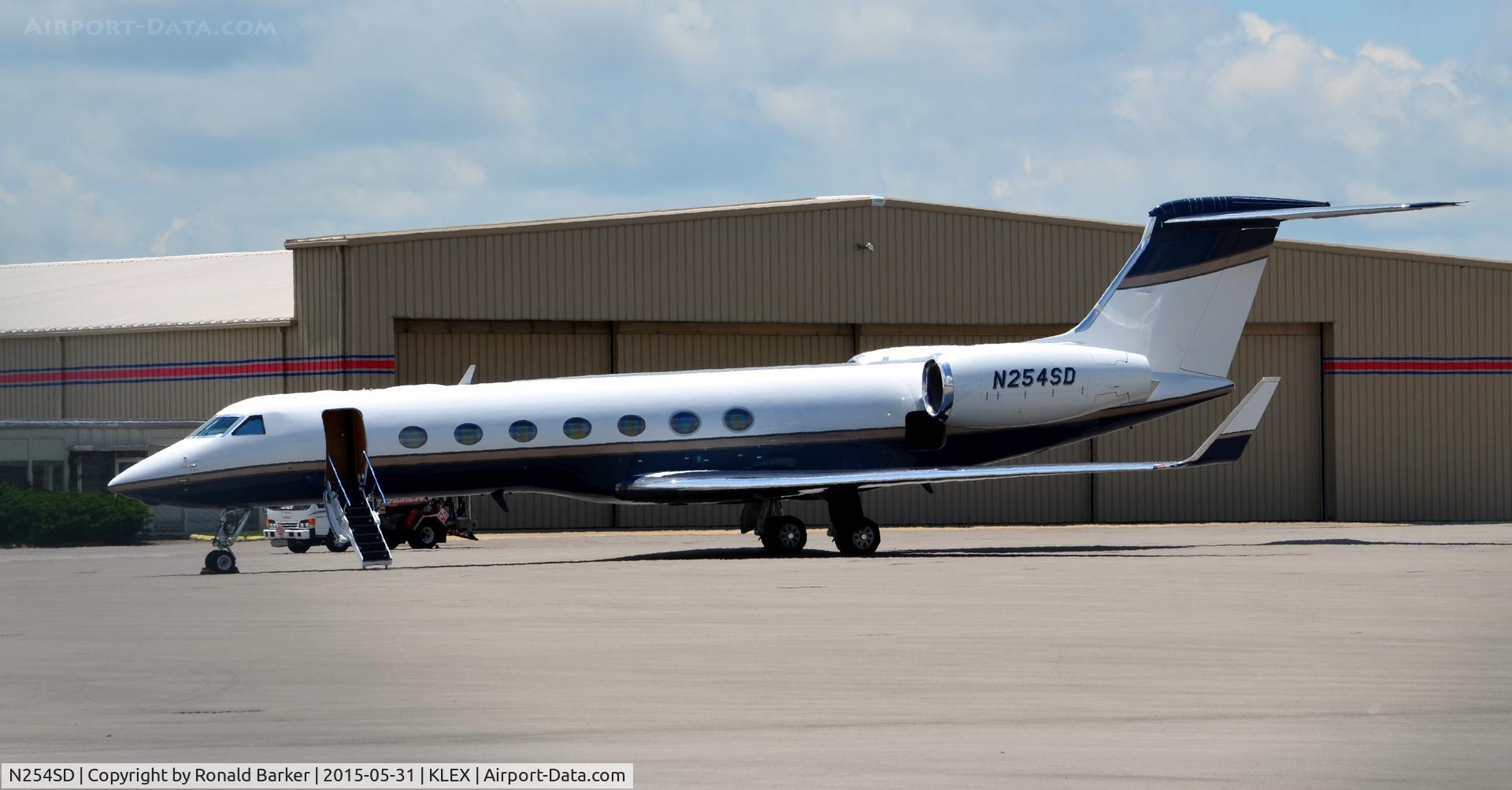 N254SD, 2004 Gulfstream Aerospace G-IV C/N 1522, On the ramp Lexington