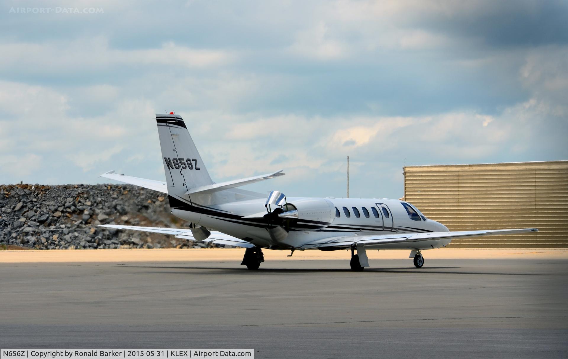 N656Z, 2004 Cessna 560 Citation Encore C/N 560-0656, Taxi with thrust reversers Lexington