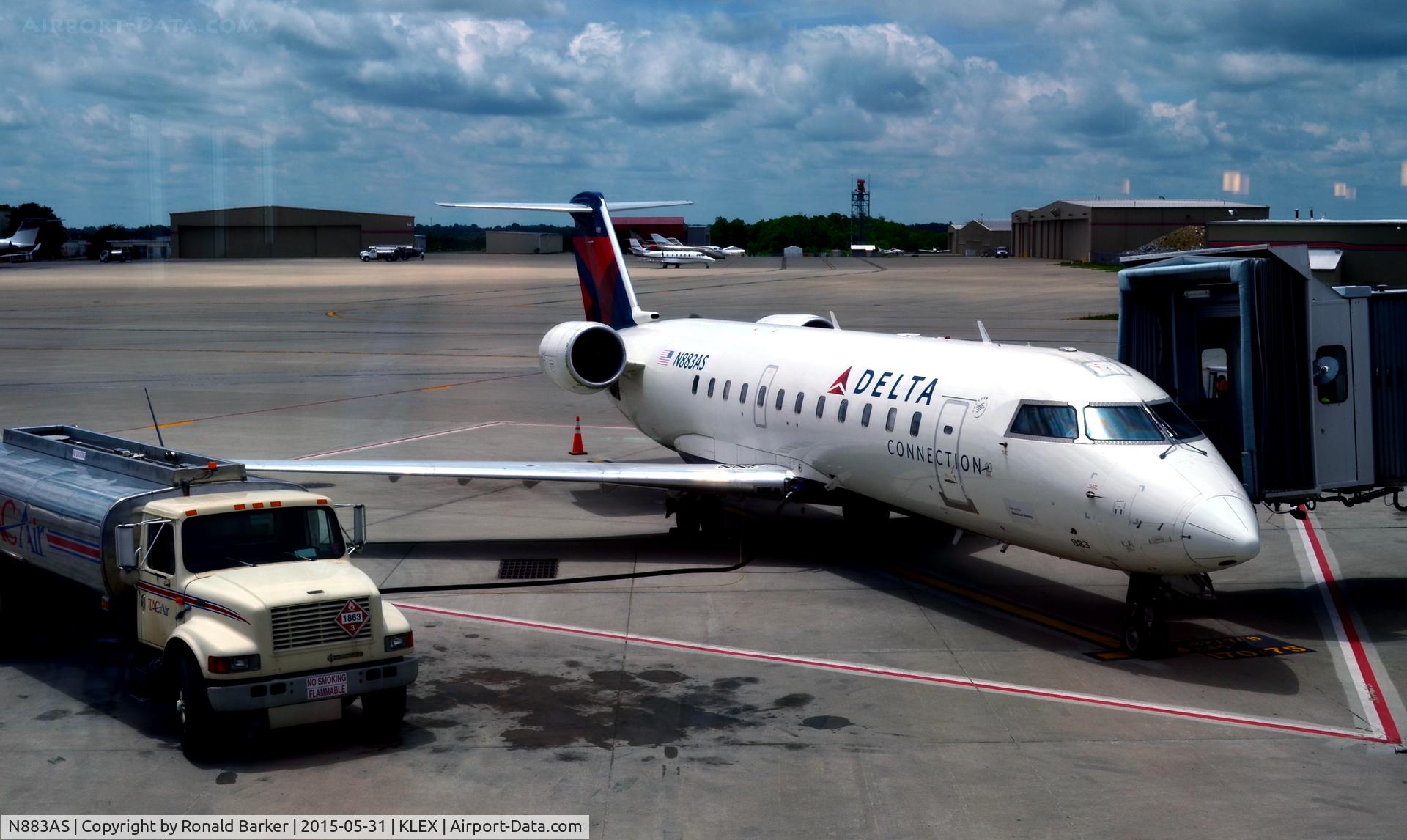 N883AS, 2001 Bombardier CRJ-200ER (CL-600-2B19) C/N 7504, At the gate Lexington