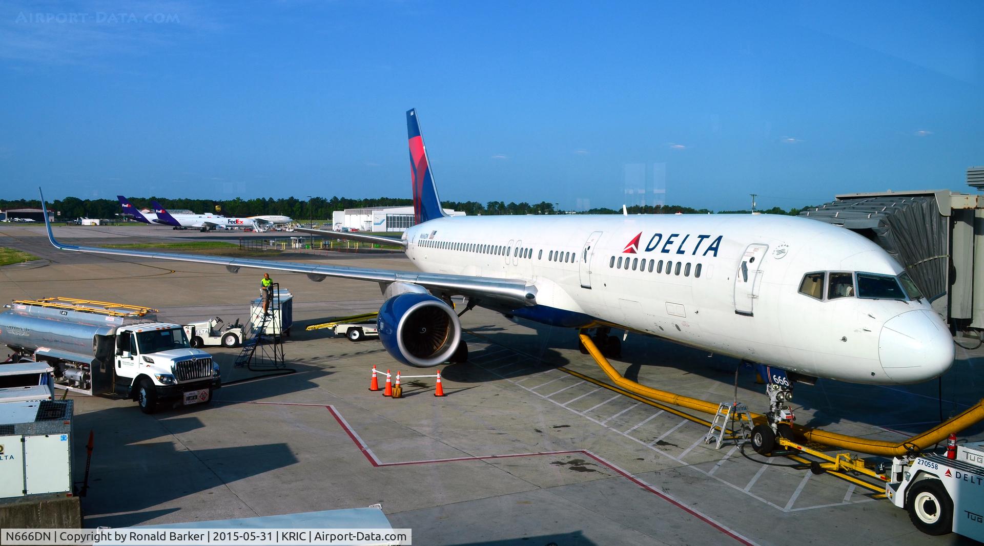 N666DN, 1991 Boeing 757-232 C/N 25034, Gate B14 RIC