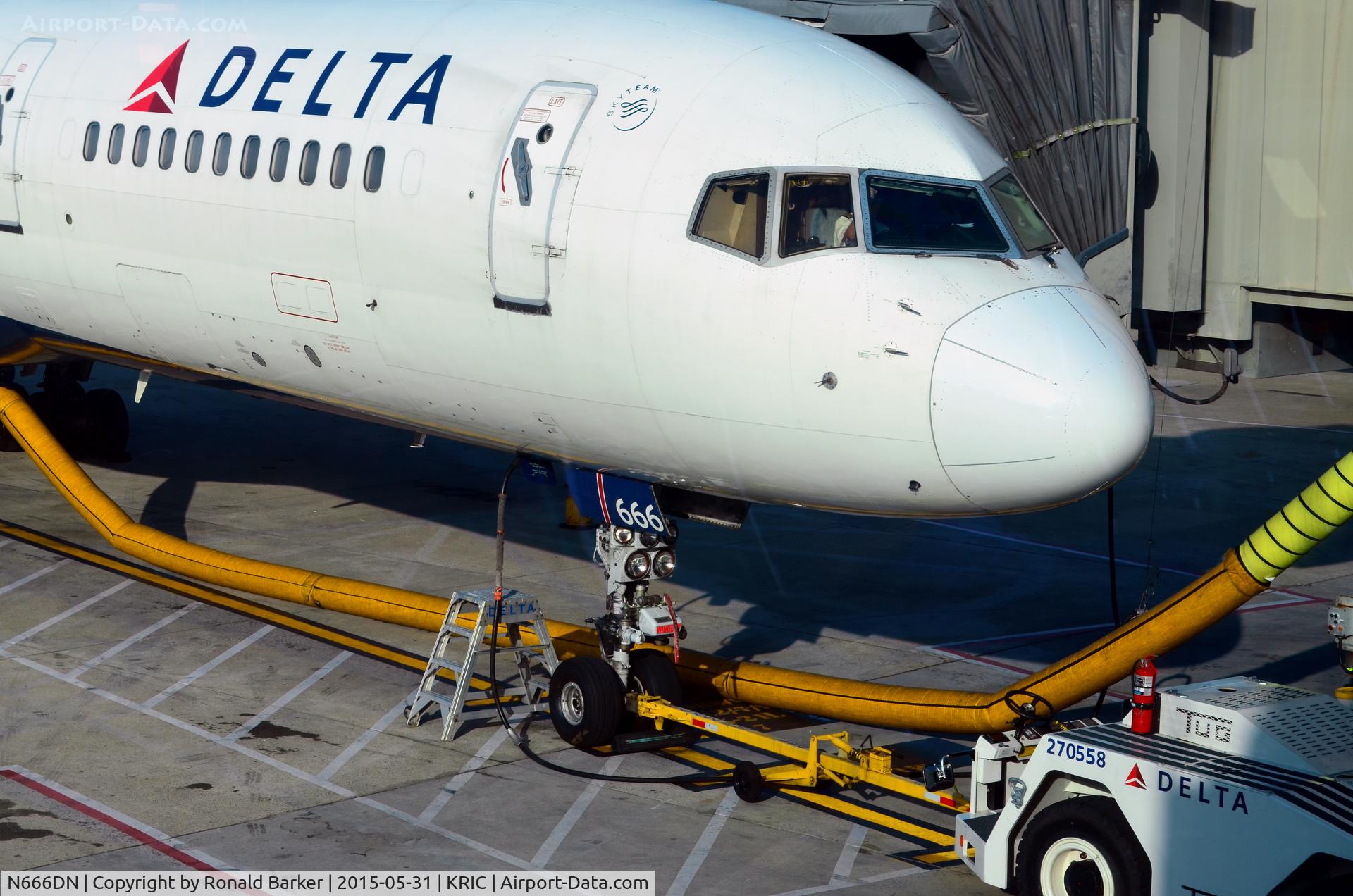 N666DN, 1991 Boeing 757-232 C/N 25034, B757 nose RIC
