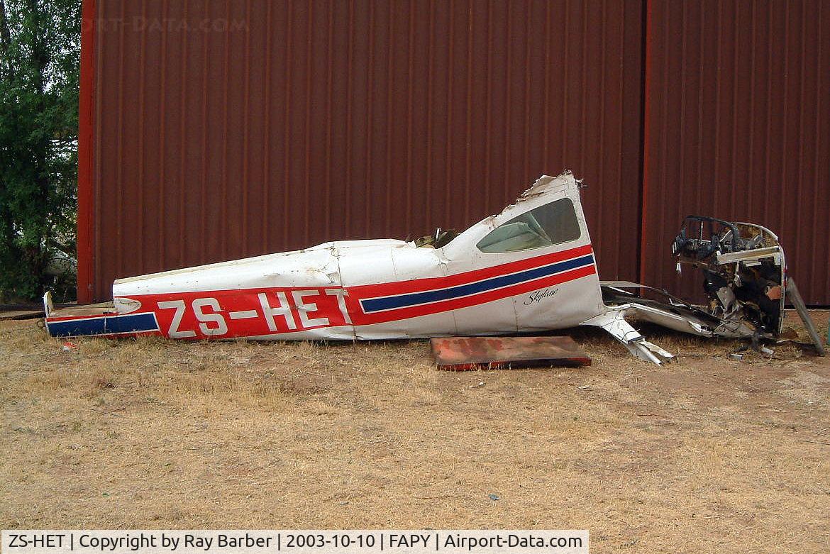 ZS-HET, Cessna 182P Skylane C/N 18263146, Cessna 182P Skylane [182-63146] Parys~ZS 10/10/2003. Stored wreck.