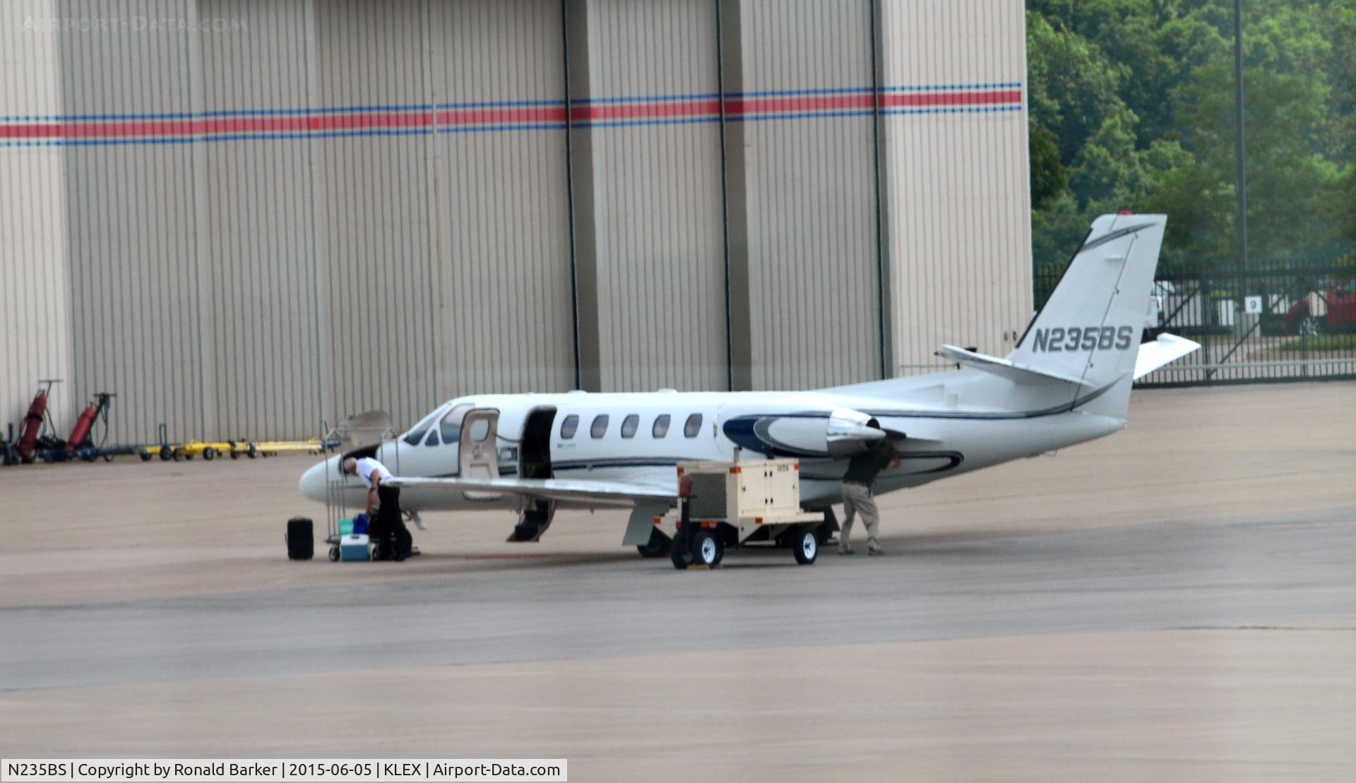 N235BS, 1999 Cessna 550 C/N 550-0899, Loading aircraft Lexington