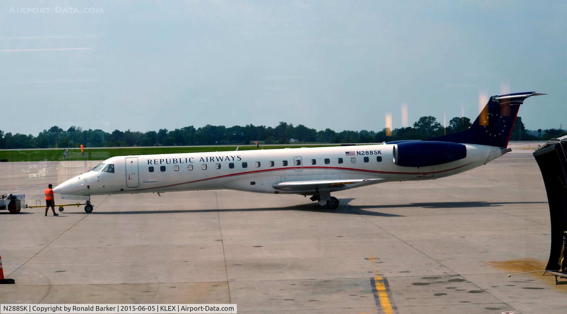 N288SK, 2001 Embraer ERJ-145LR (EMB-145LR) C/N 145461, Pushback Lexington