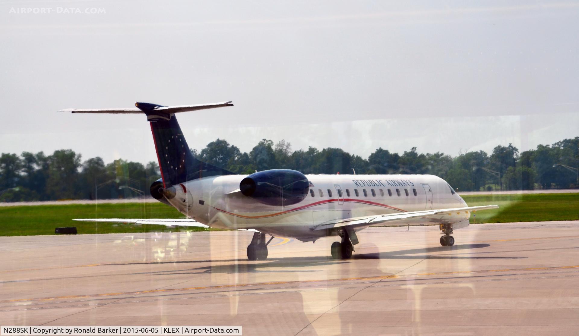 N288SK, 2001 Embraer ERJ-145LR (EMB-145LR) C/N 145461, Taxi Lexington