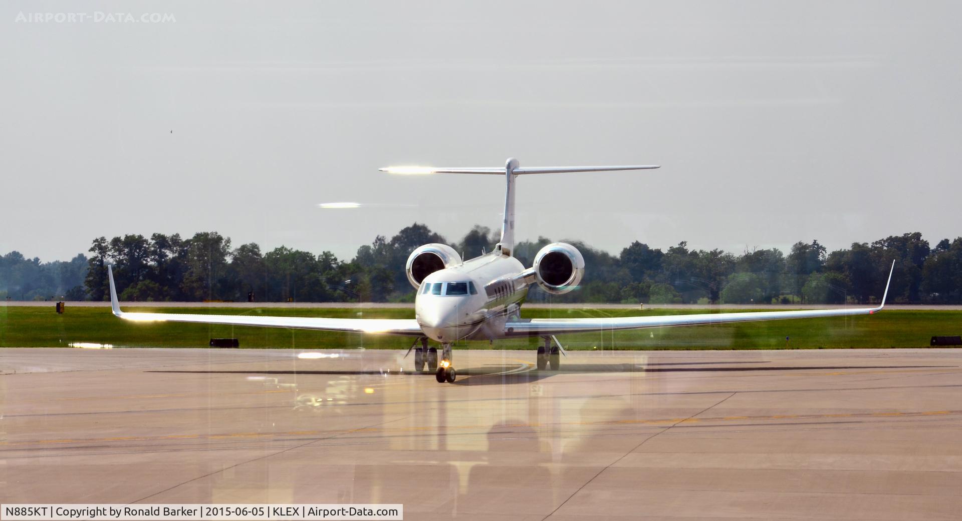 N885KT, 2002 Gulfstream Aerospace G-V C/N 699, Taxi Lexington