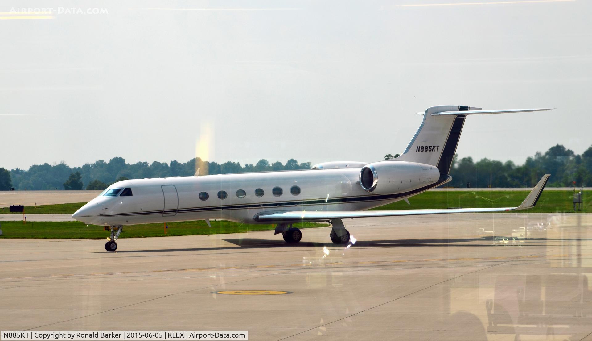 N885KT, 2002 Gulfstream Aerospace G-V C/N 699, Taxi Lexington