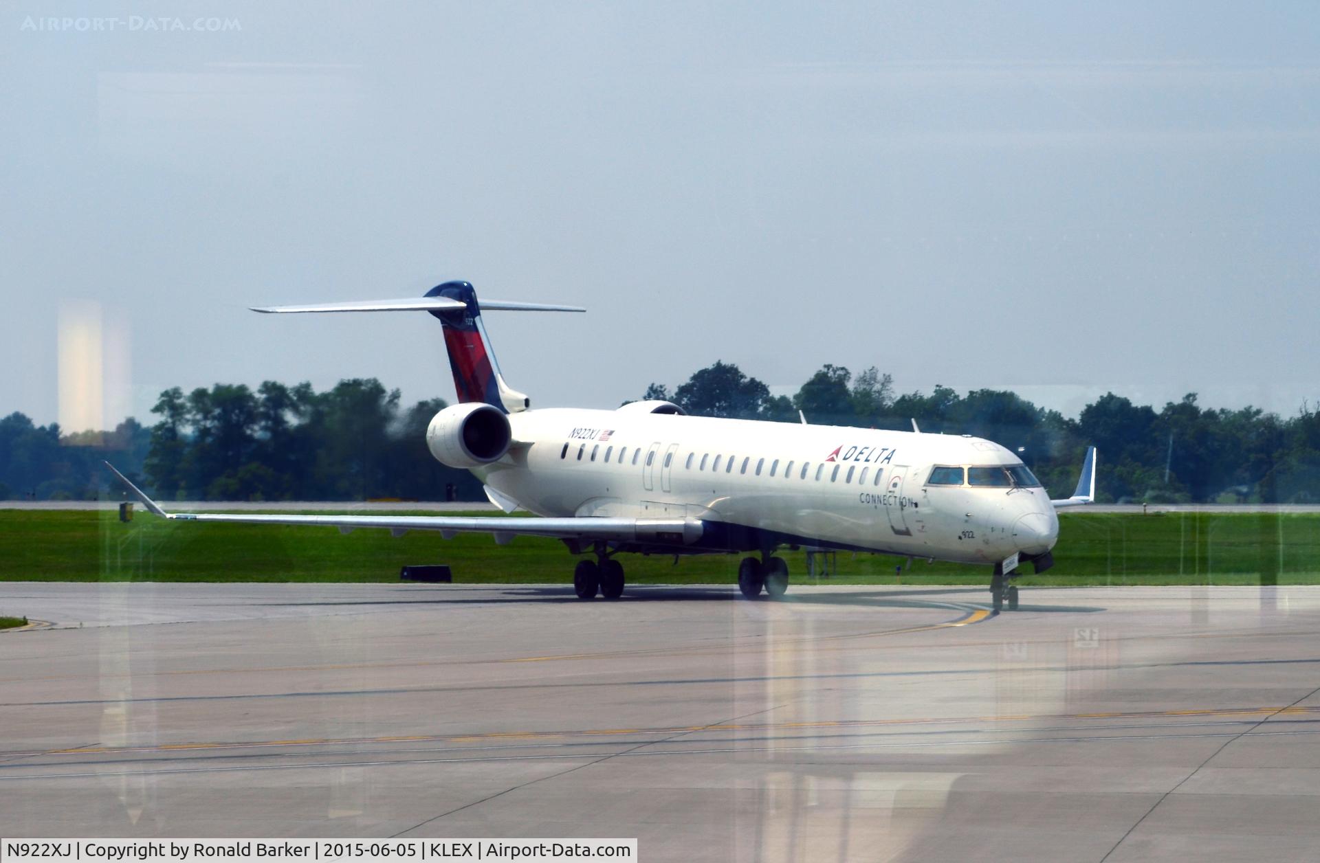 N922XJ, 2008 Bombardier CRJ-900LR (CL-600-2D24) C/N 15174, Taxi Lexington
