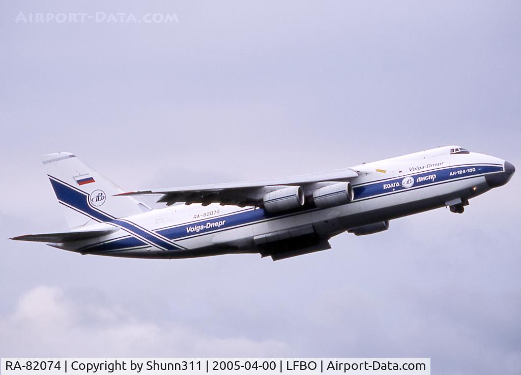 RA-82074, 1994 Antonov An-124-100 Ruslan C/N 9773051459142, Taking off from rwy 32L