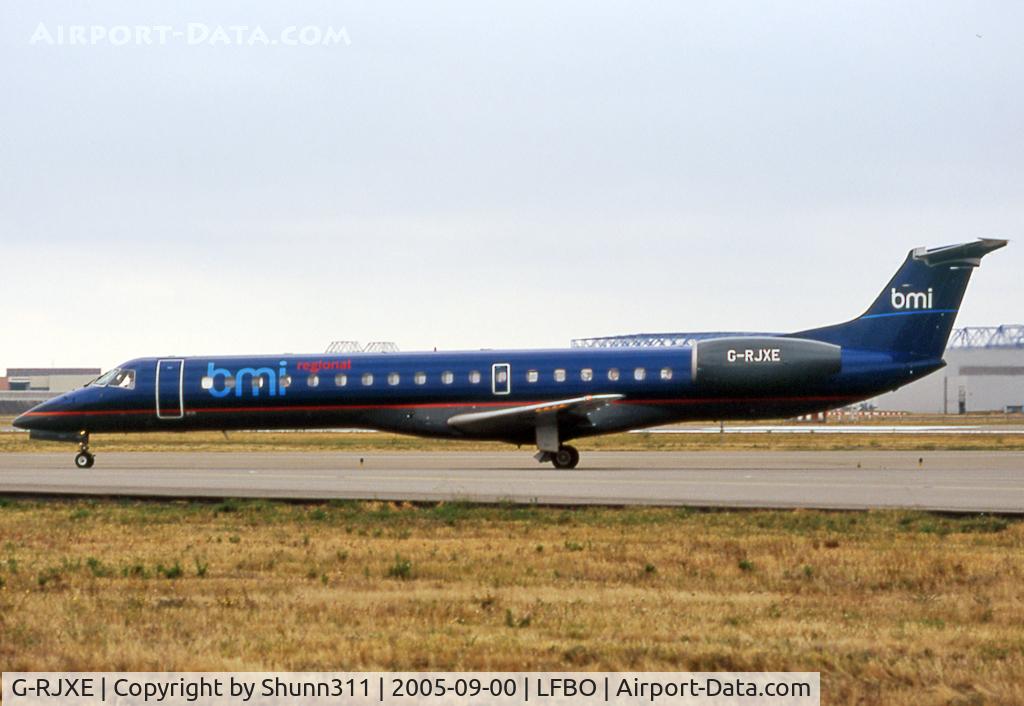 G-RJXE, 2000 Embraer EMB-145EP (ERJ-145EP) C/N 145245, Taxiing to the Terminal...