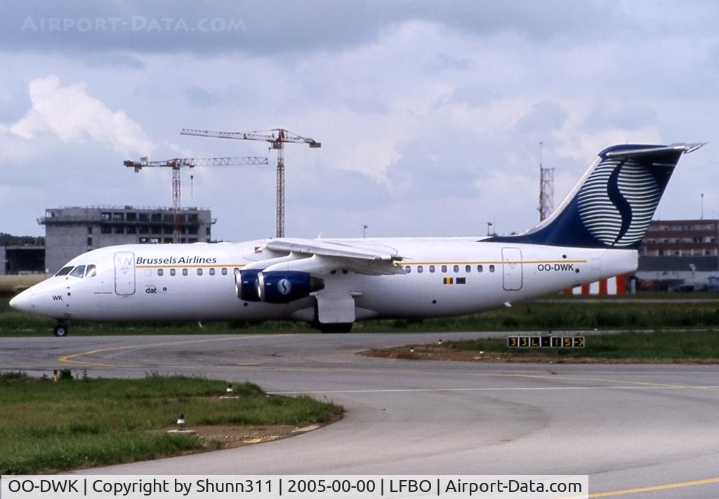 OO-DWK, 1999 British Aerospace Avro 146-RJ100 C/N E3360, Taxiing holding point rwy 32R for departure...