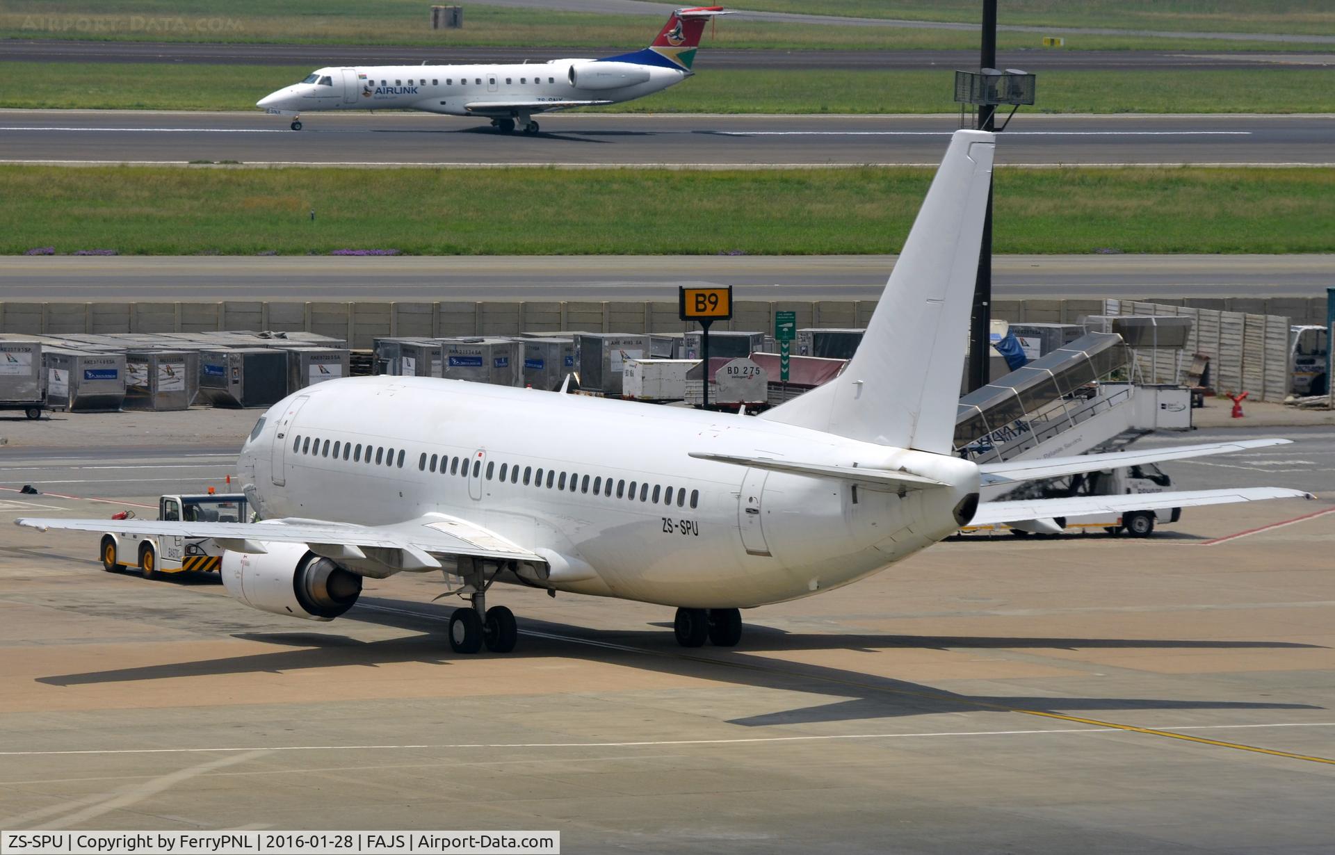ZS-SPU, 1988 Boeing 737-3S3 C/N 24059, Another unmarked B733 in JNB. Ex G-BNPB, EC-FGG, G-DEBZ, G-OBWY, G-STRA among others.