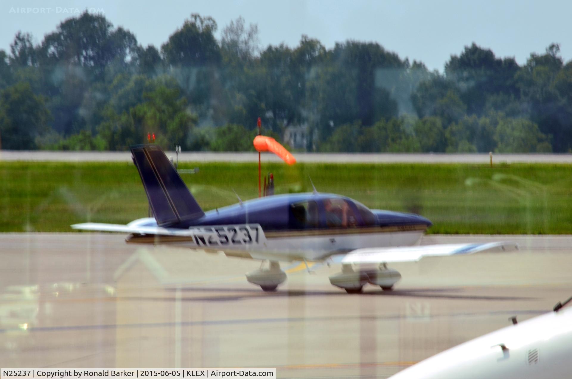 N25237, Socata TB-10 Tobago C/N 980, Taxi Lexington