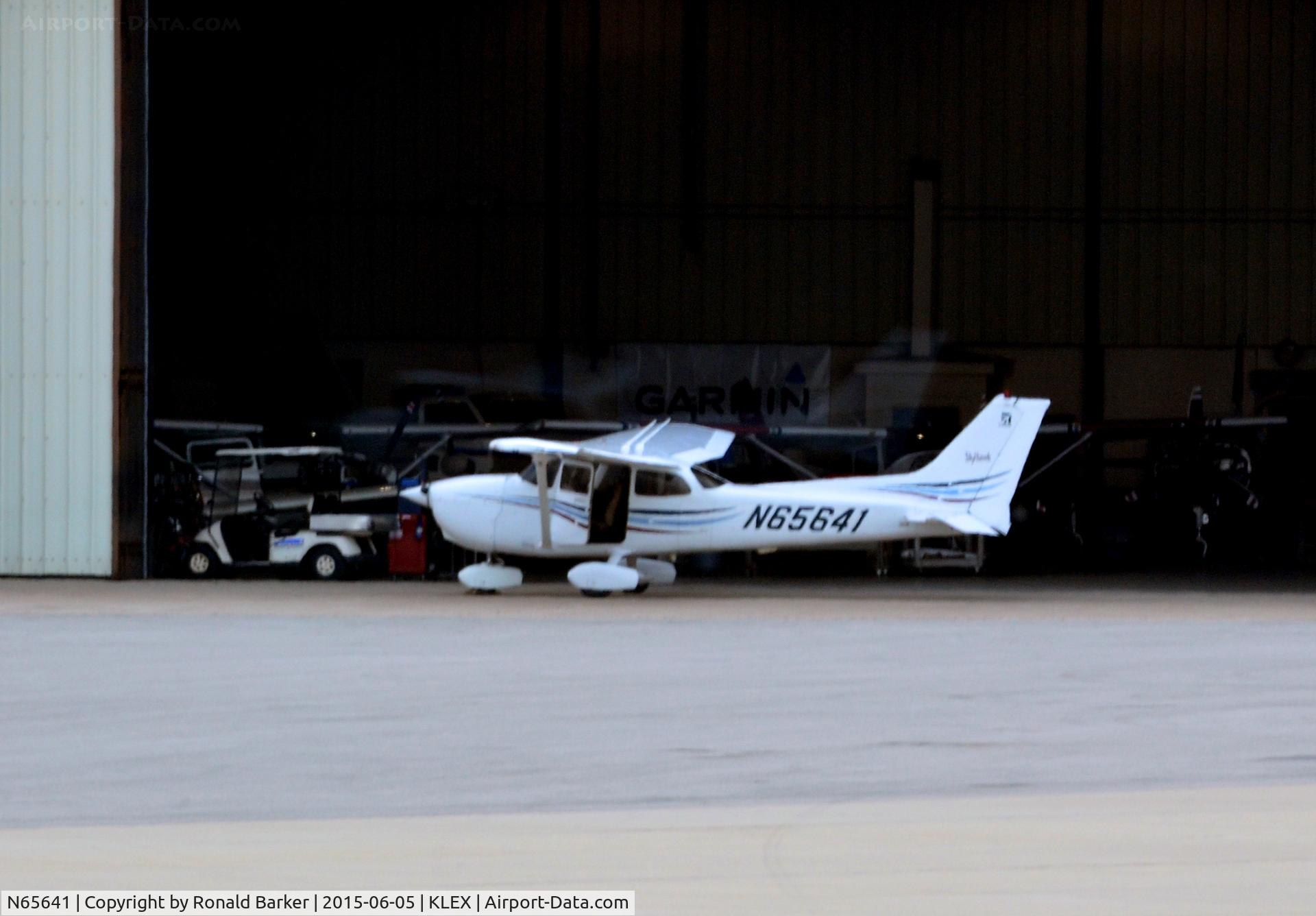 N65641, 2005 Cessna 172R C/N 17281233, On the ramp Lexington