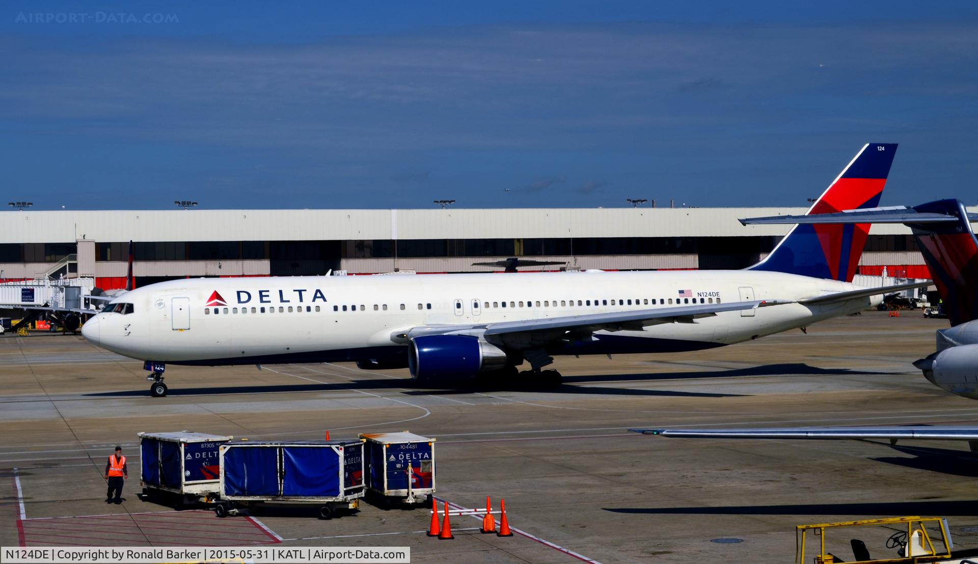 N124DE, 1987 Boeing 767-332 C/N 23438, Taxi Atlanta