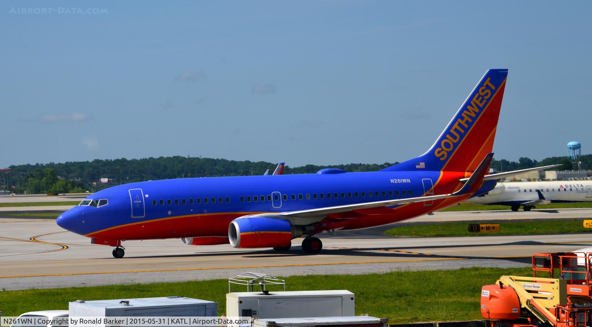 N261WN, 2006 Boeing 737-7H4 C/N 32517, Taxi Atlanta