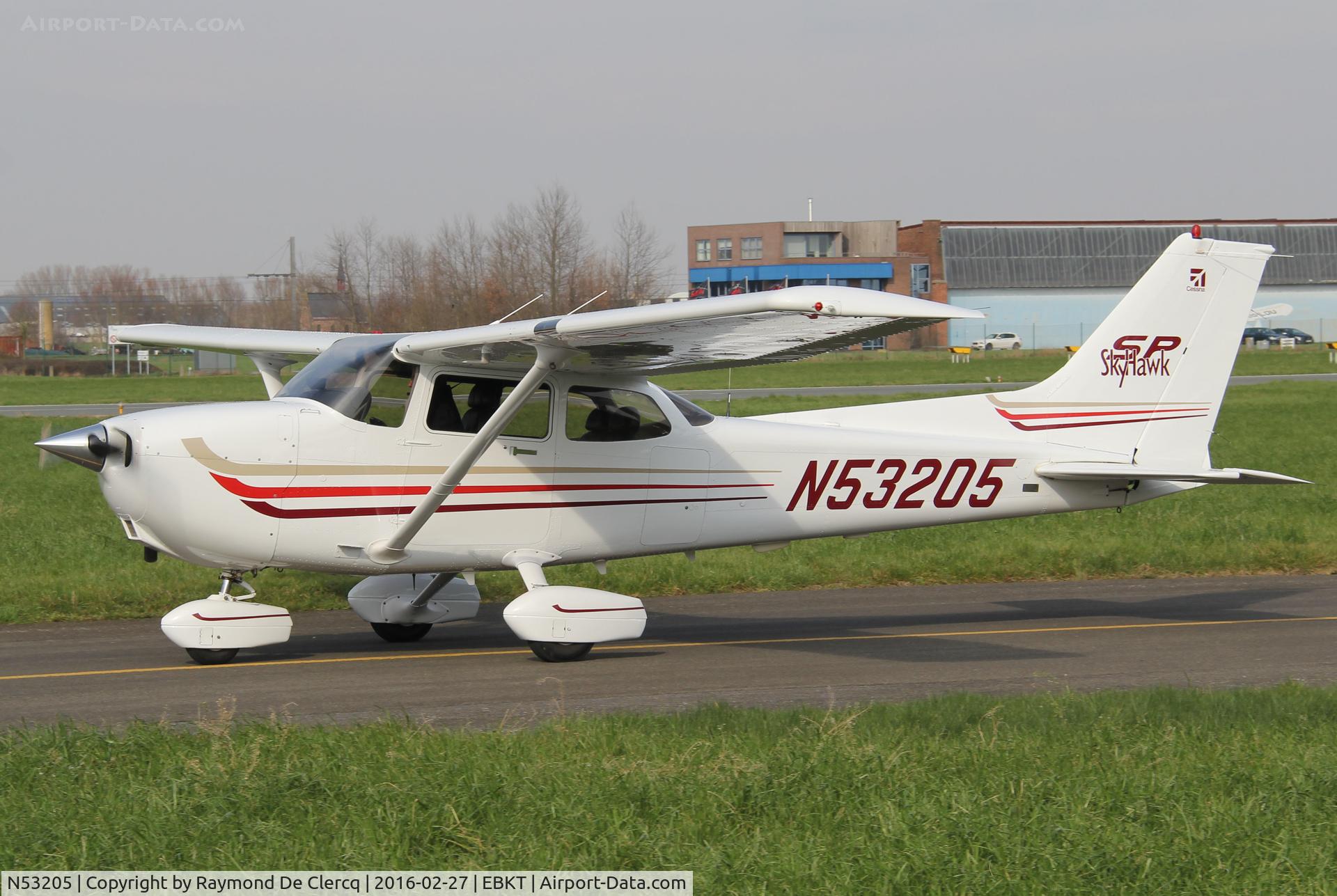 N53205, Cessna 172S C/N 172S9307, Taxiing to rwy 06.