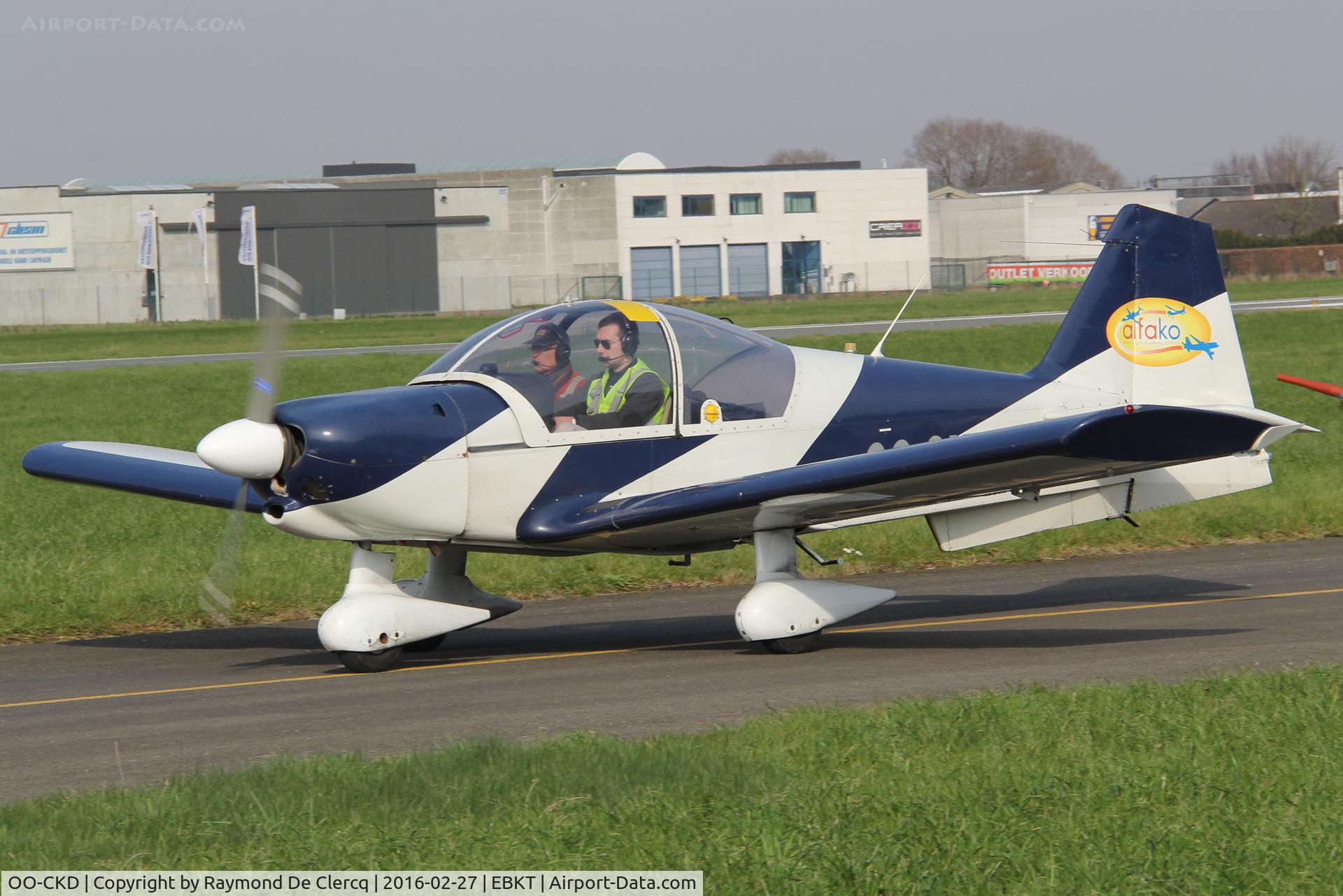 OO-CKD, Robin R-2112 Alpha C/N 189, Taxiing to rwy 06.