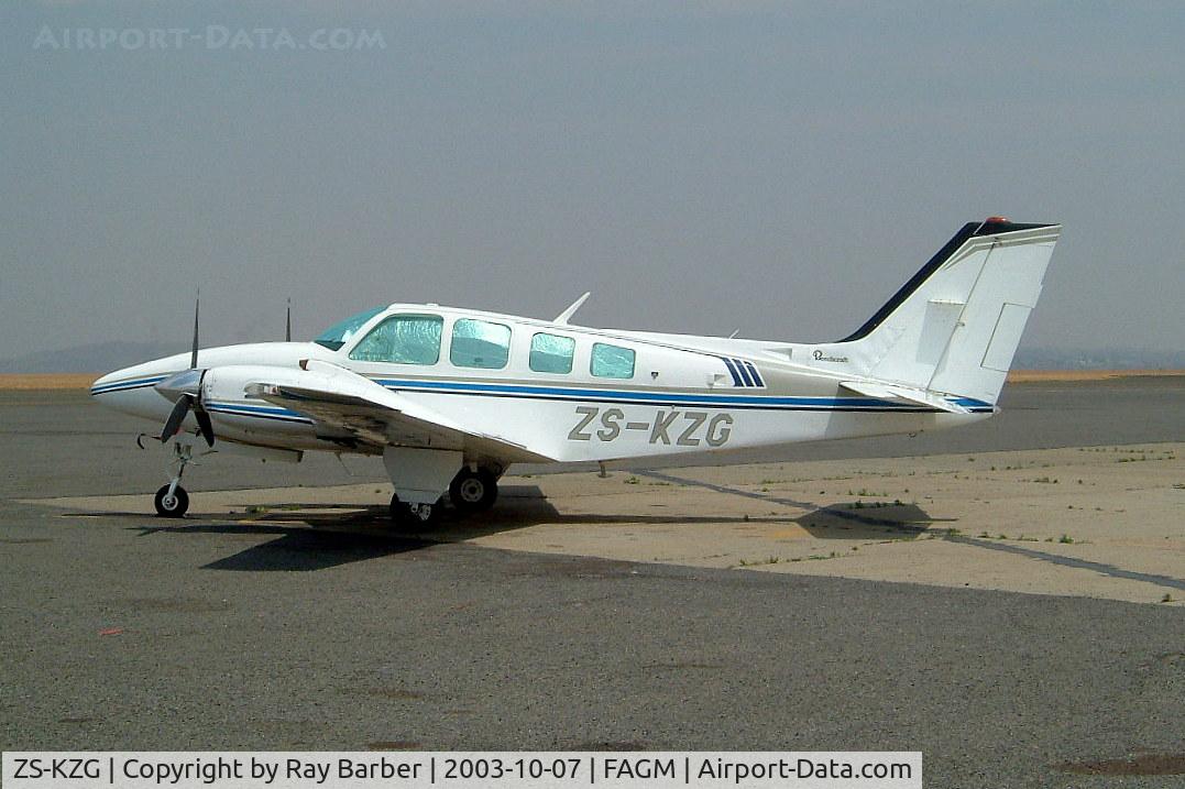 ZS-KZG, Beech 58 Baron C/N TH1234, Beech 58 Baron [TH-1234] Johannesburg-Rand~ZS 07/10/2003